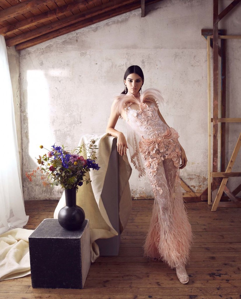 Enfudada en piezas de alta costura de Dior, Armani Privé y Givenchy, la menor del clan Kardashian posó para la lente de artista fotográfica Camila Akrans en un glamoroso producción