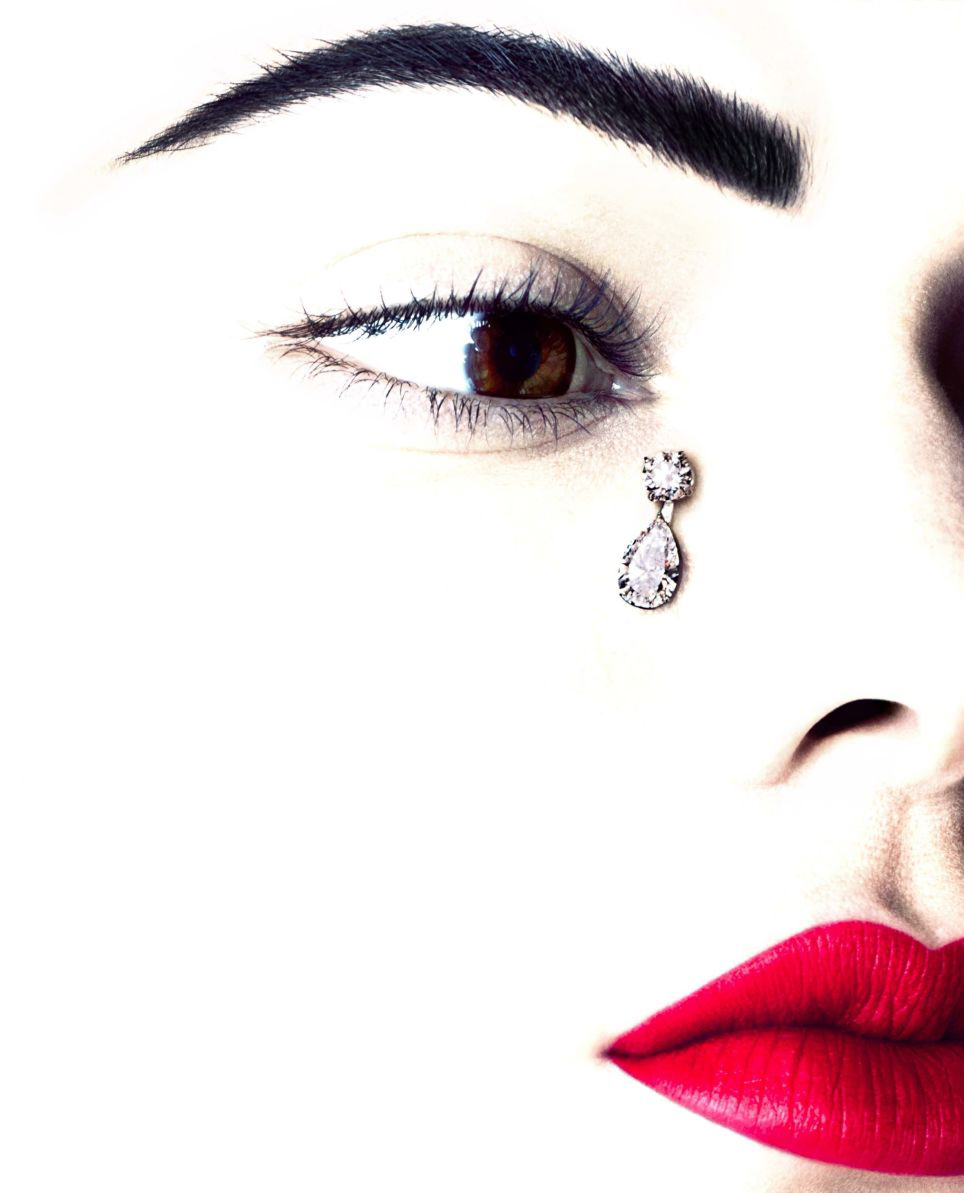 Un retrato en primer cerrado que destaca las facciones de Jenner, una lágrima diseño de Tiffany & Co