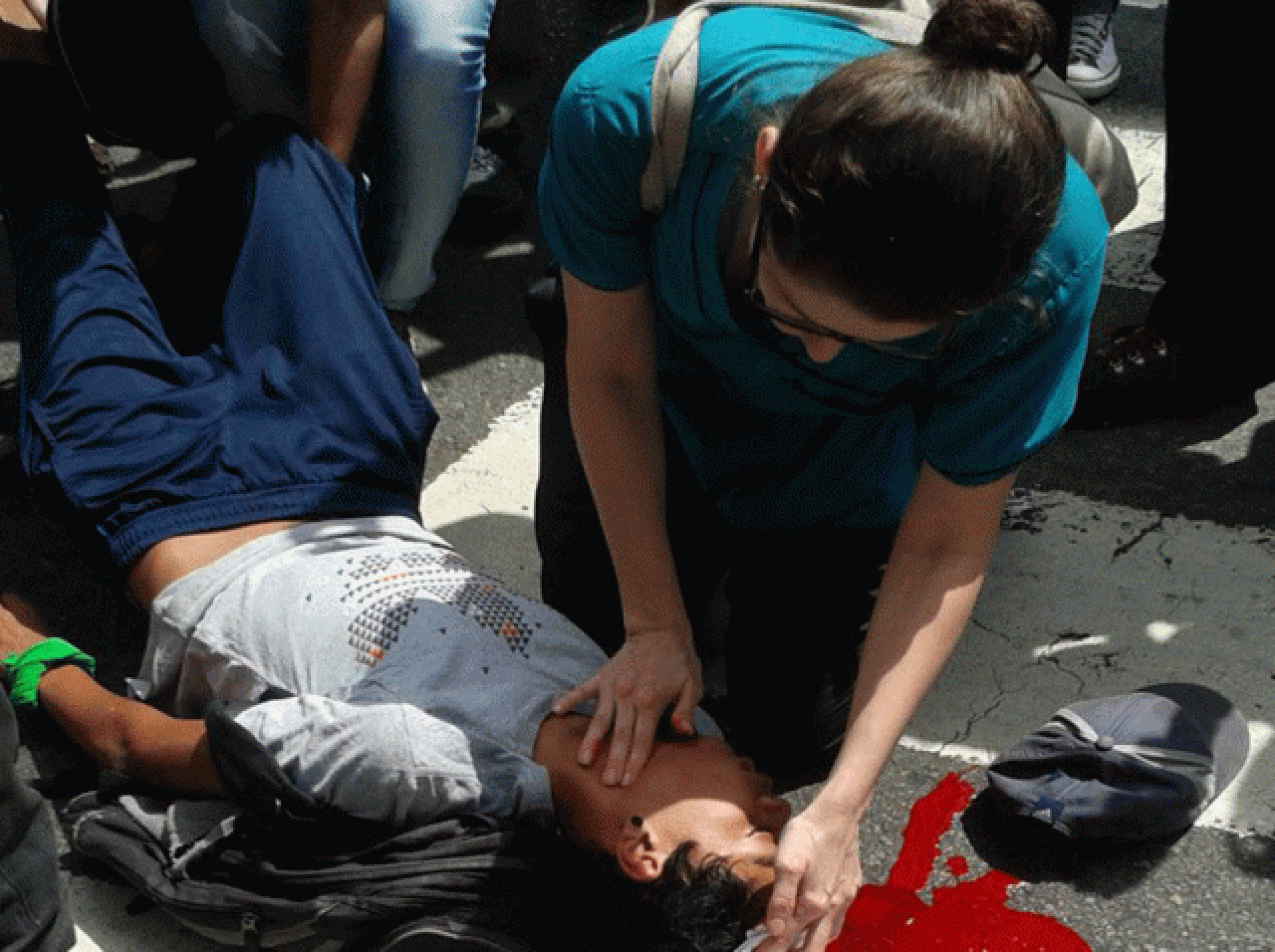 Represion en San Bernardino, donde un joven manifestante fue atacado por los colectivos chavistas