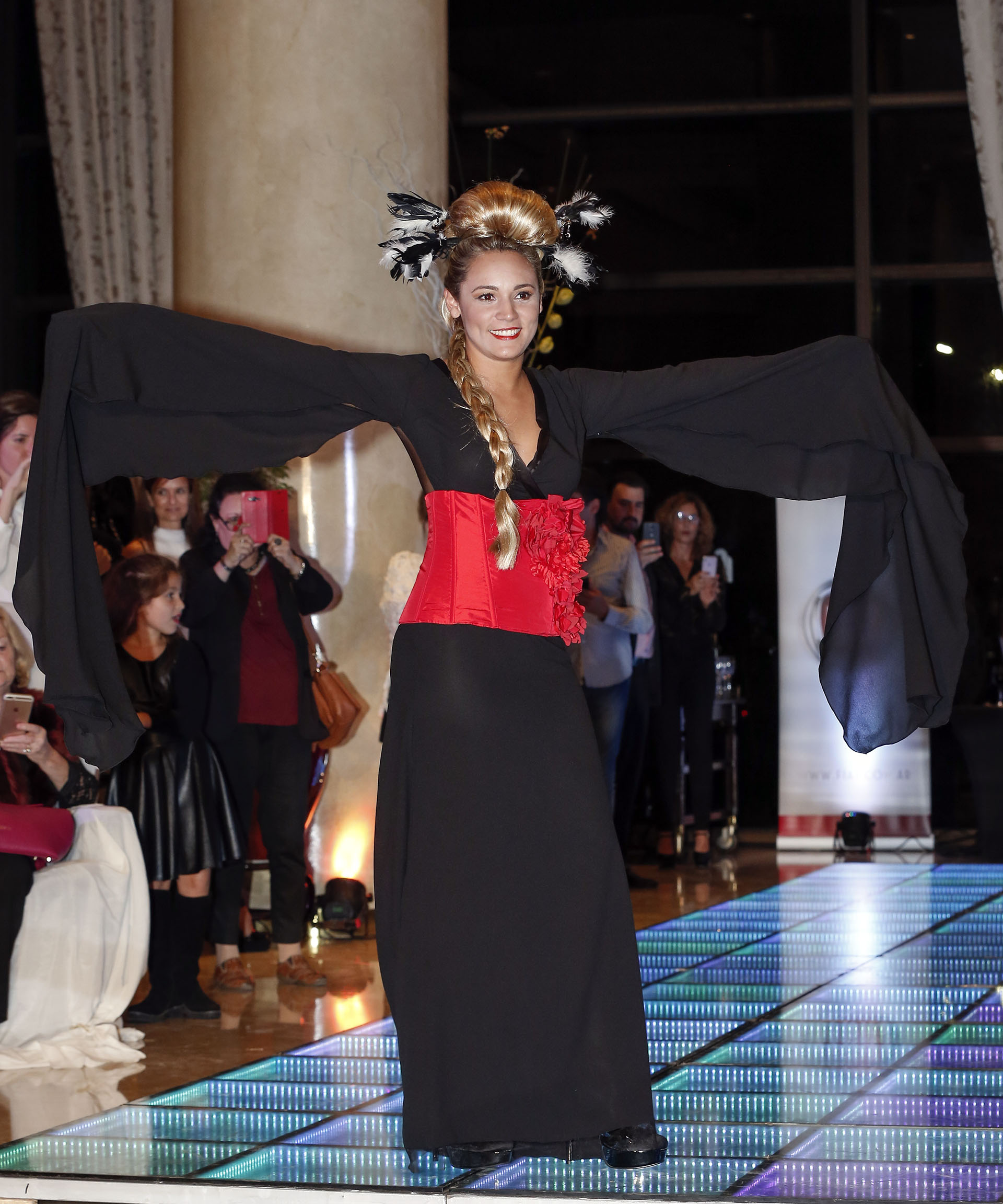 Con un kimono negro y faja colorada, Rocío Oliva se mostró con naturalidad y se animó a desfilar por primera vez