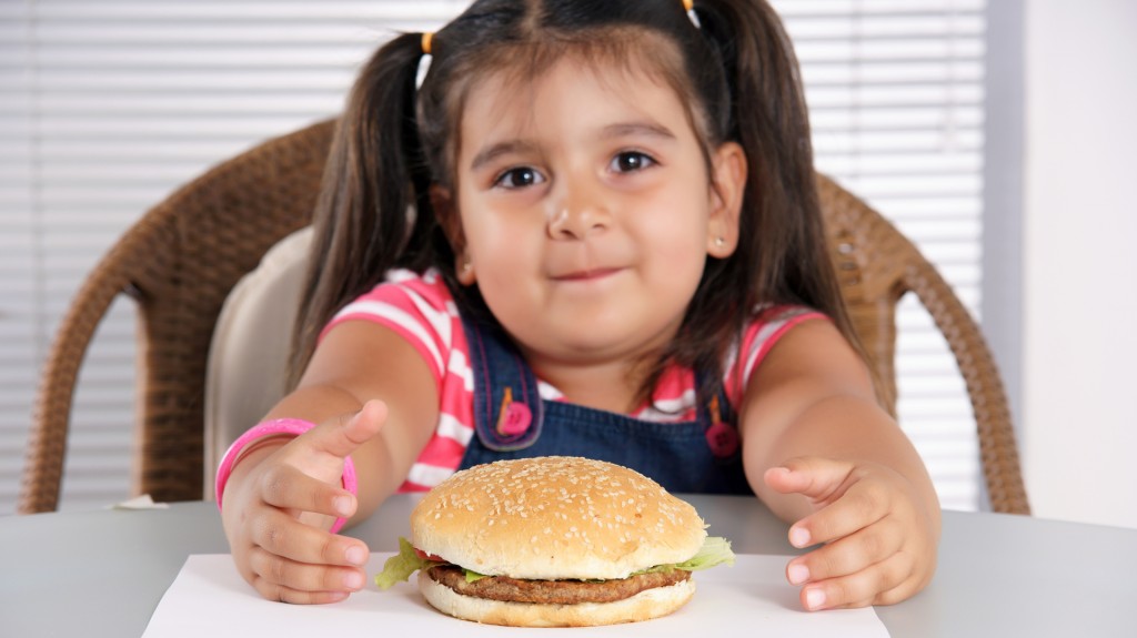 La dieta pierde calidad progresivamente a partir del año, cuando los padres dejan de prepararles comidas especialmente para ellos (iStock)