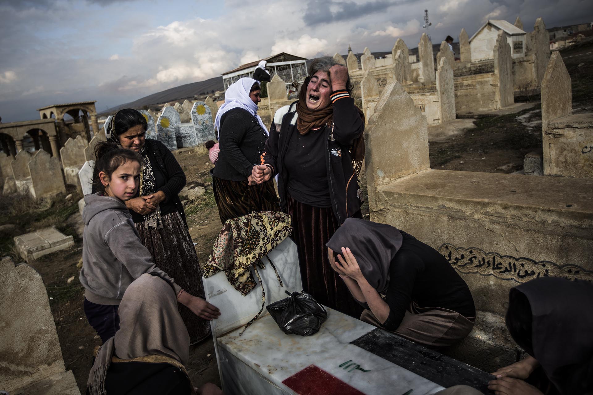 Una mujer yazidí llora desconsoladamente sobre la tumba de su familiar muerto en el cementerio de Lalish durante la celebración del día de los muertos (Pablo Cobos)