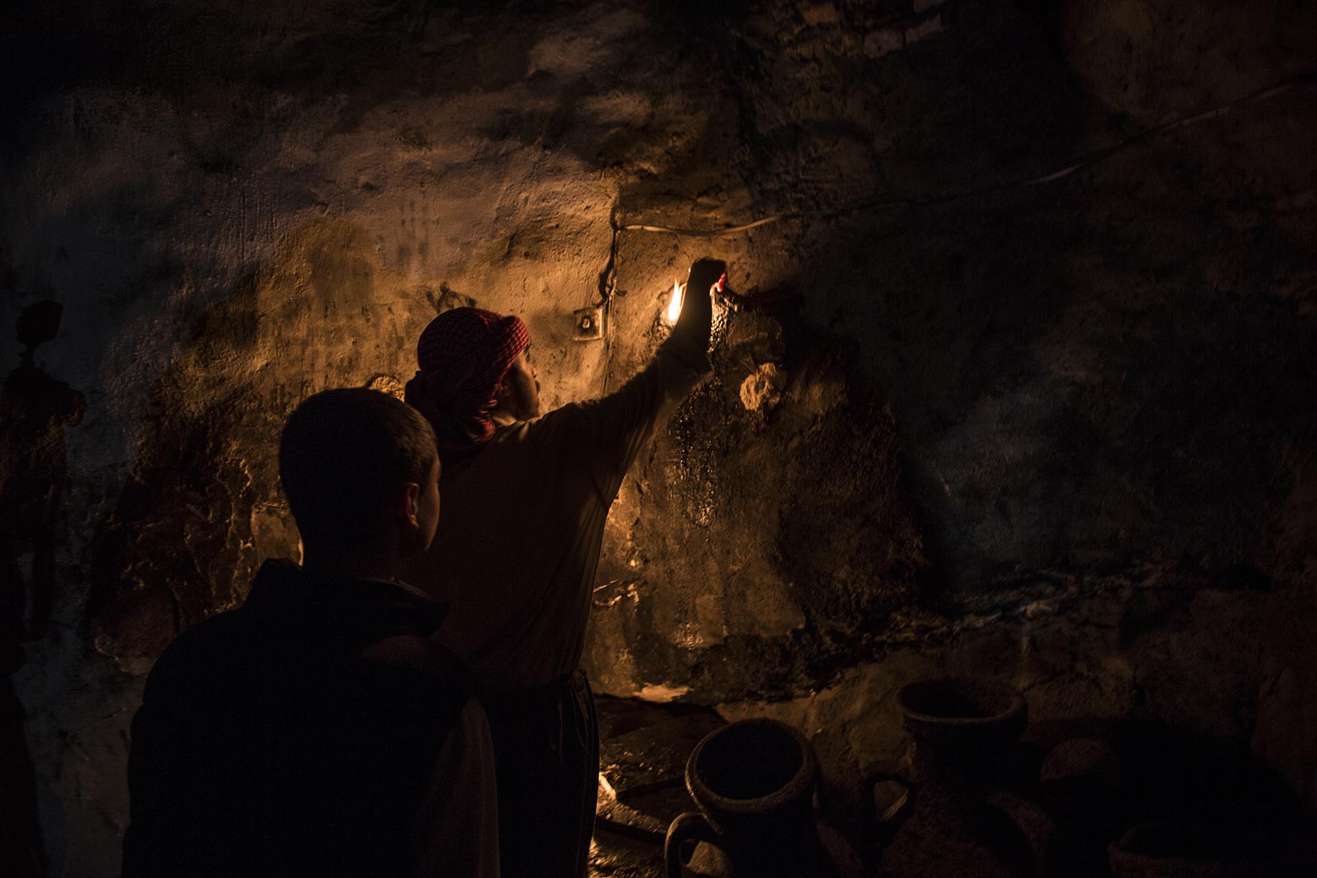 Abel es el encargado de encender las 365 velas que están repartidas por todas las naves del templo (Pablo Cobos)
