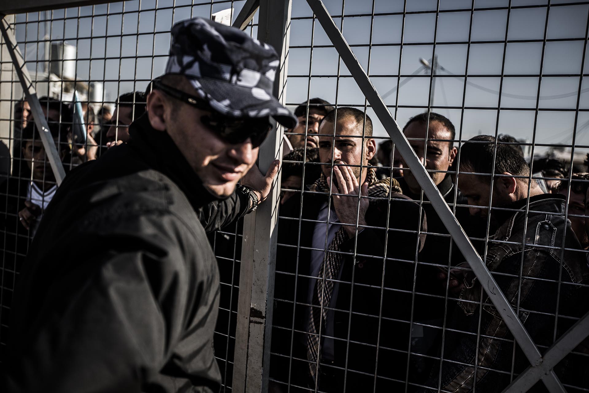 Cientos de hombres esperan cada día durante horas los permisos para acceder a un puesto de trabajo en el campo de refugiados (Pablo Cobos)