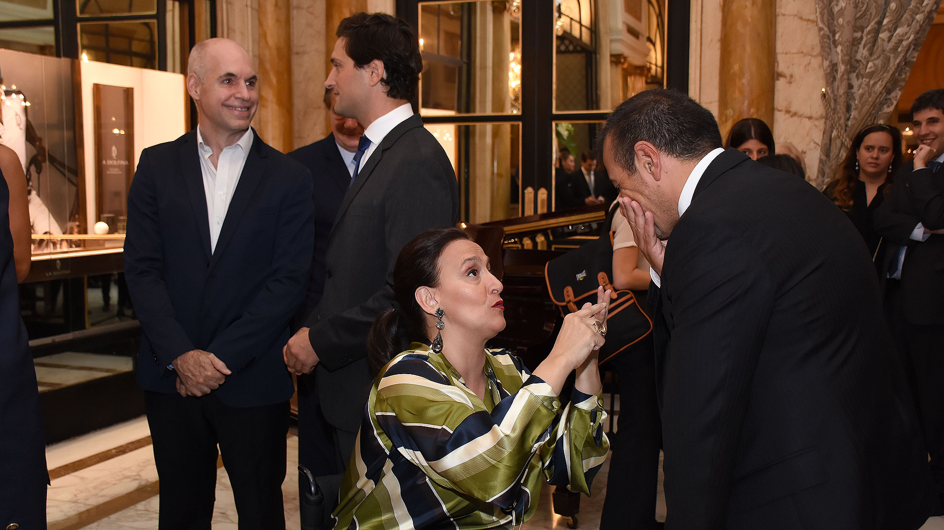Horacio Rodríguez Larreta dialoga con Javier Ureta Saenz Peña, mientras que Gabriela Michetti lo hace con Mario Quintana