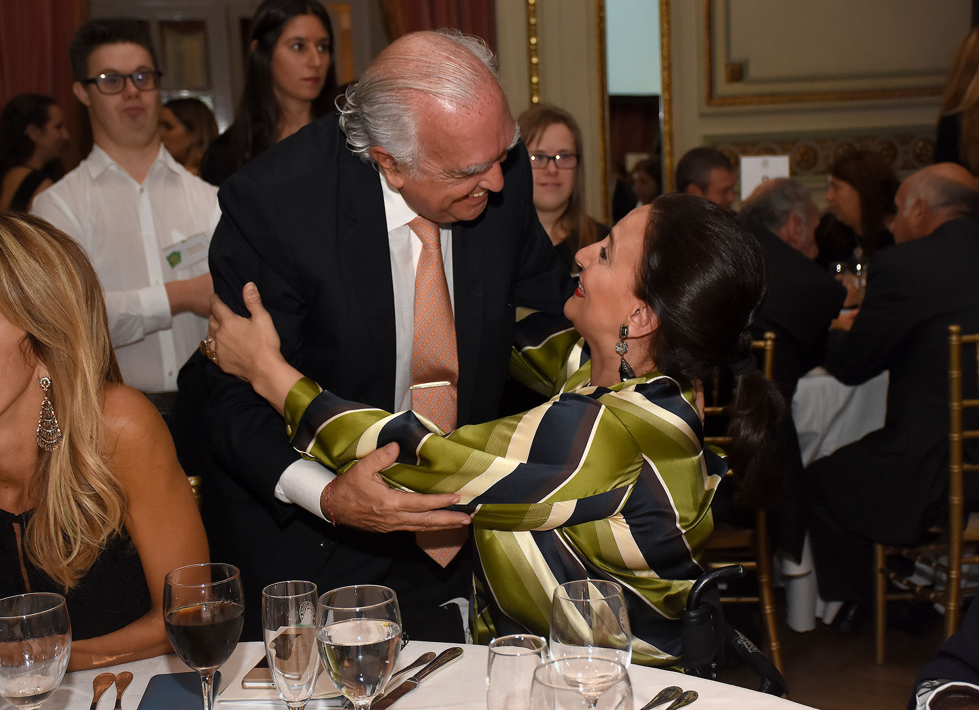 El saludo entre Ricardo Gil Lavedra y Gabriela Michetti