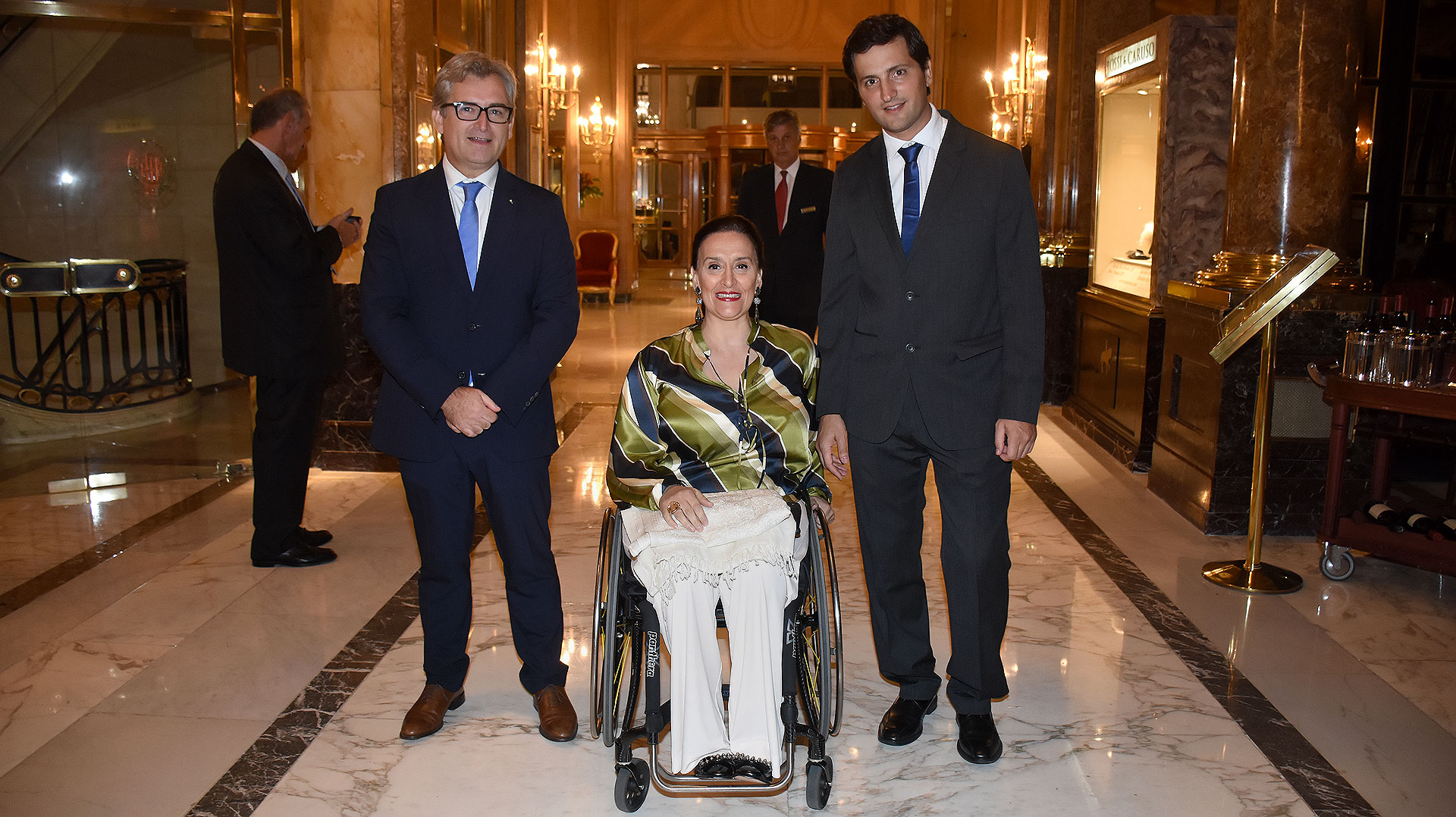 La vicepresidenta de la Nación, Gabriela Michetti, junto a Eric Castanier, presidente de Cascos Verdes, y a su fundador, Javier Ureta Saenz Peña