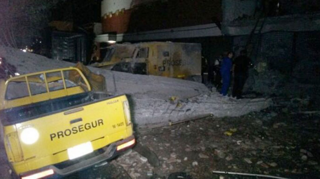 Camionetas de Prosegur tras la explosión