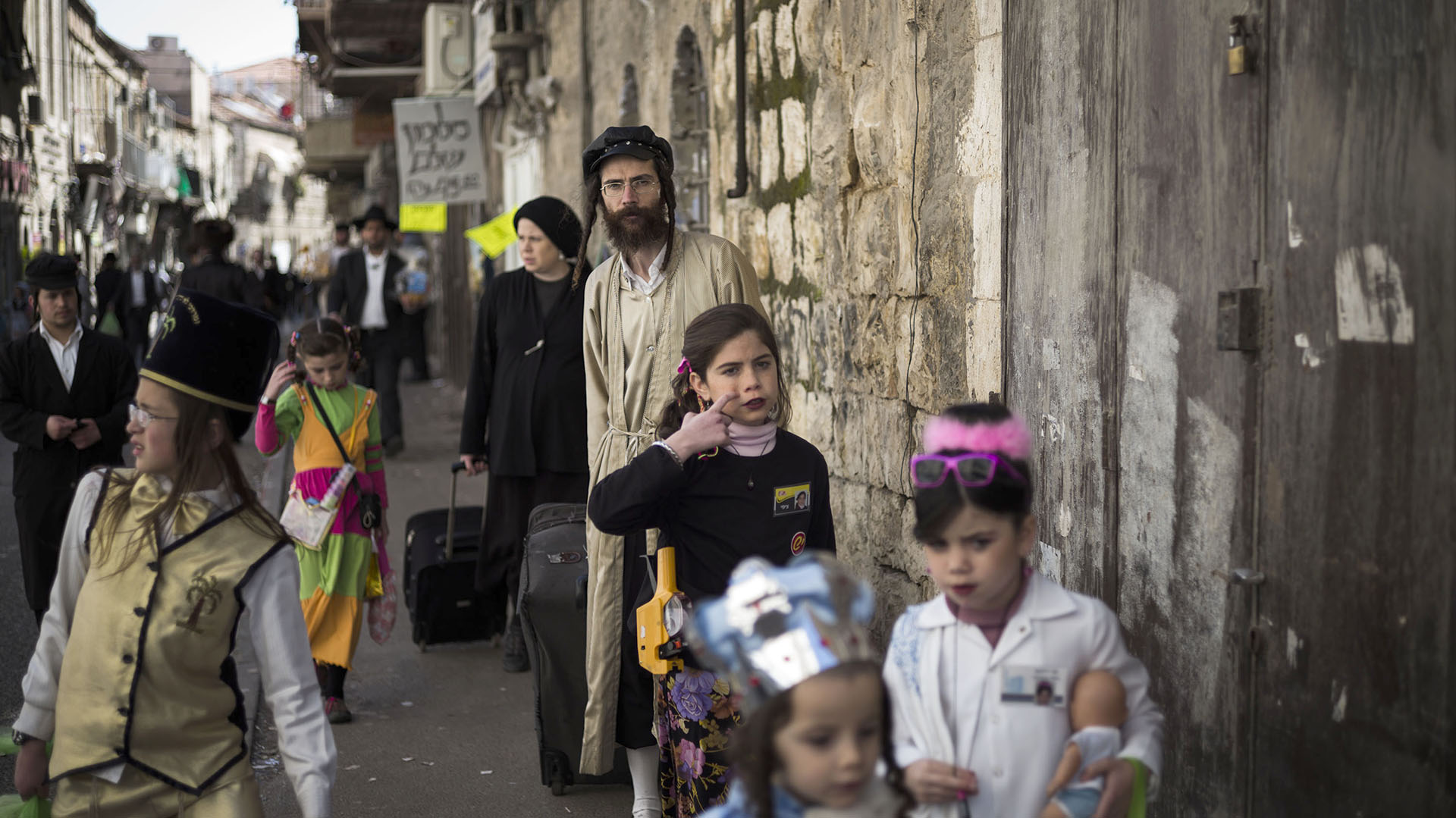 Una familia de judíos ultraortodoxos, durante una celebración de Purim, en Jerusalén. (Ilia Yefimovich/Getty Images).