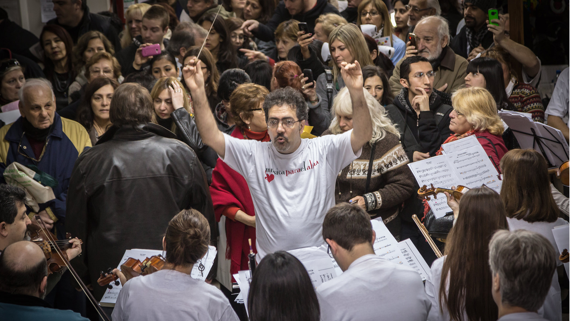 En cada intervención, aproximadamente 60 músicos profesionales se suman (Agustín Benencia)