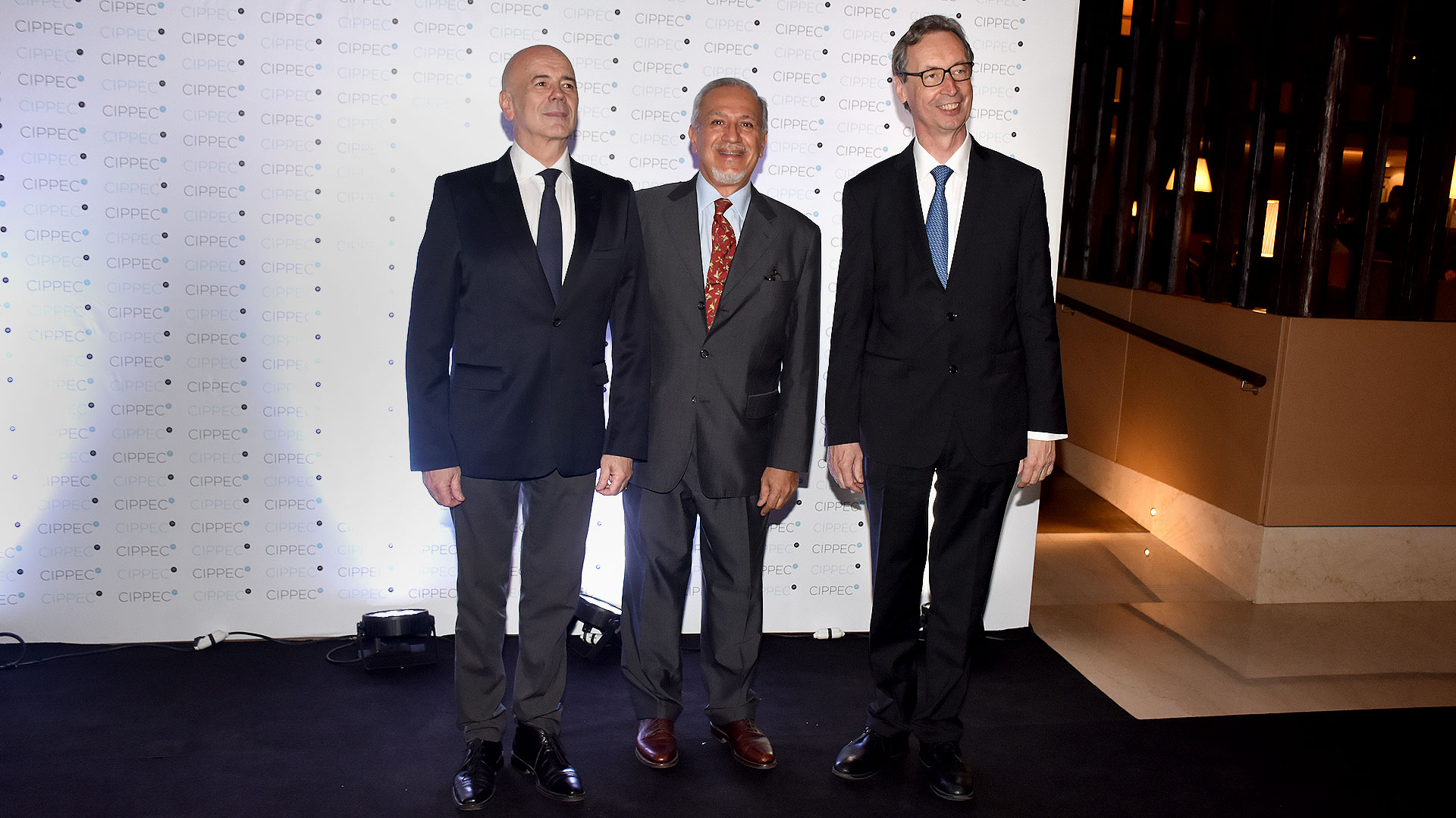 Jorge Telerman, director del Complejo Teatral de Buenos Aires; el ex gobernador de Salta, Juan Carlos Romero; y embajador de Alemania en la Argentina, Bernard Graf Von Waldersee