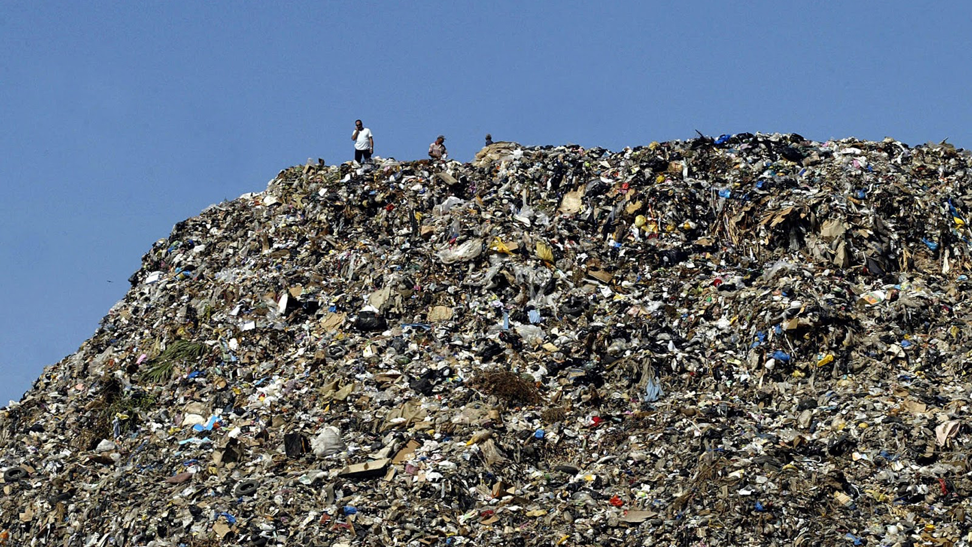 Una montaña de basura que habita en Indonesia (AFP/Mahmoud Zayat)
