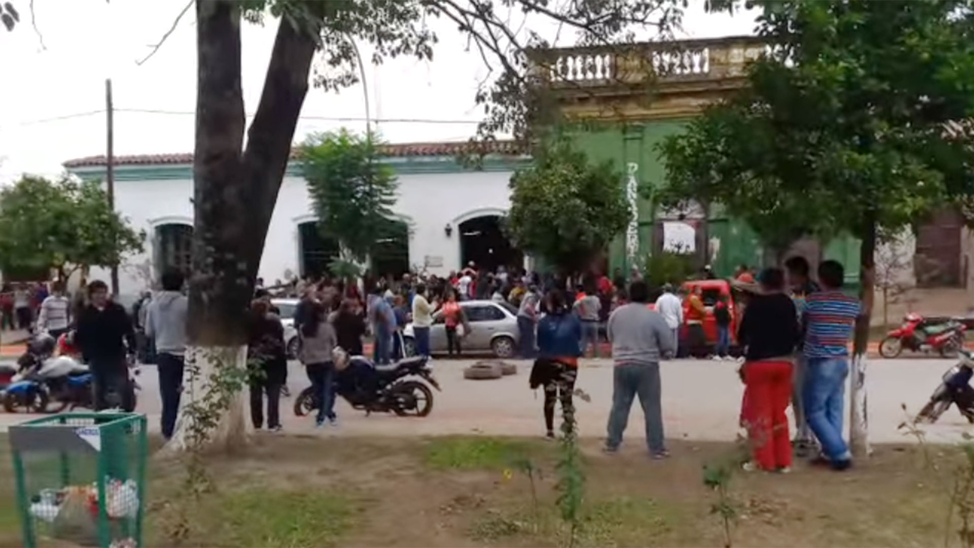 Protesta frente a la Caja Popular de Ahorros la localidad tucumana de Graneros