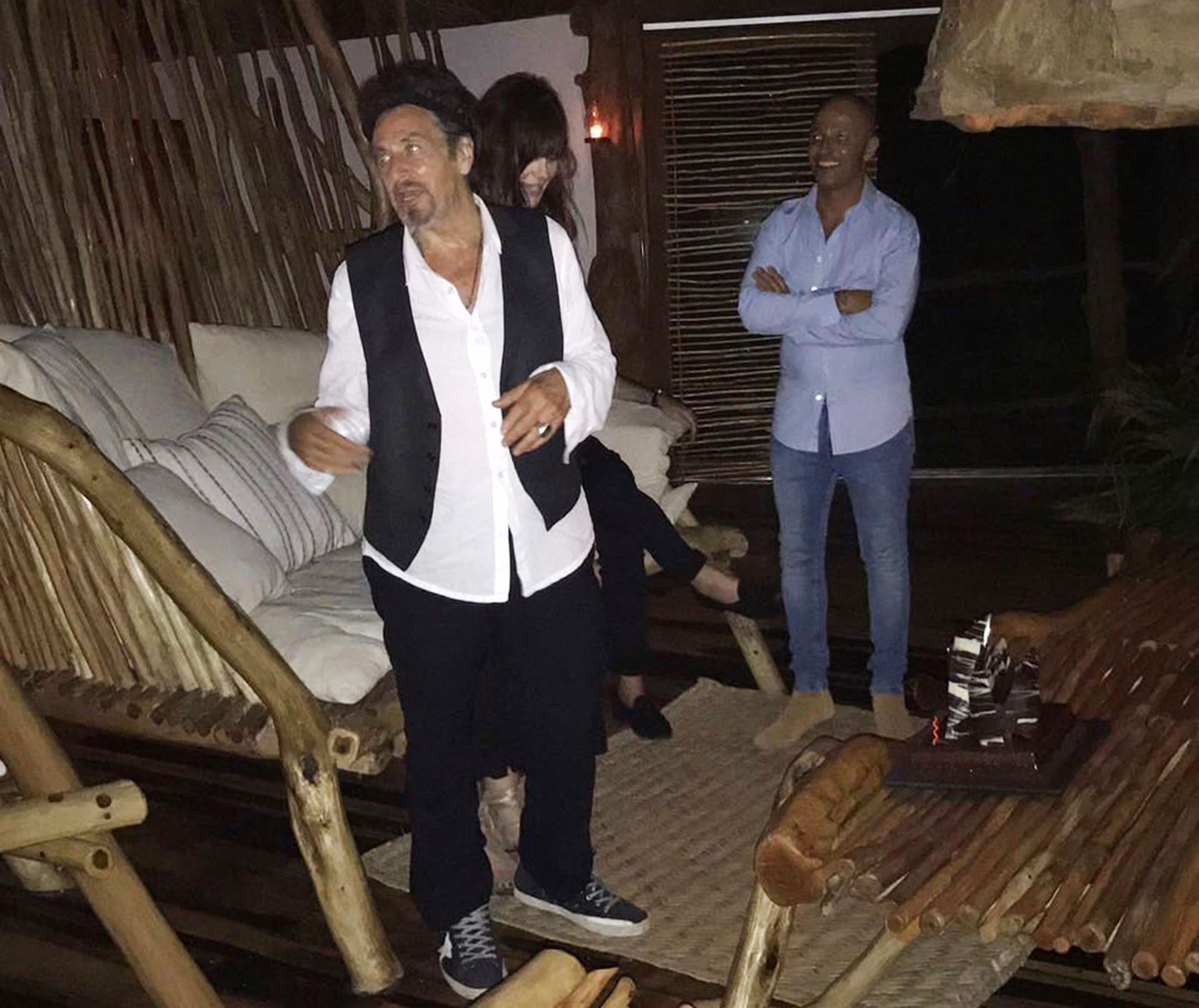 Pacino estuvo de muy buen humor toda la noche. No toma alcohol y eligió tomar Coca Cola light y hasta tocó un instrumento musical suizo.
