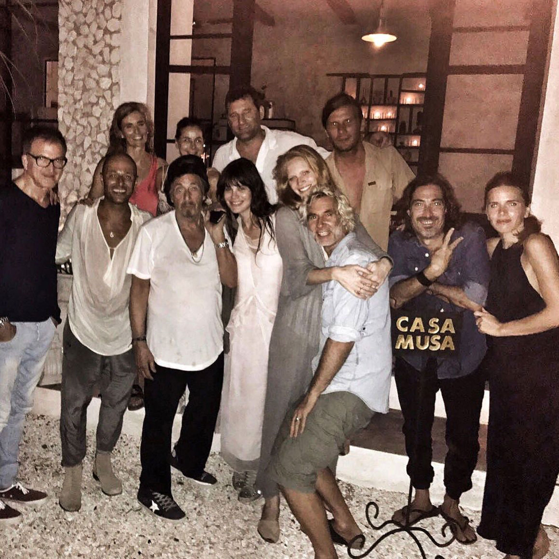 Al Pacino feliz. Caminó con su esposa y Gaby Alvarez entre la selva para llegar al momento de las velitas en un ambiente exclusivo del restó Quinto, llamado El Nido. Para todos fue una noche inolvidable.