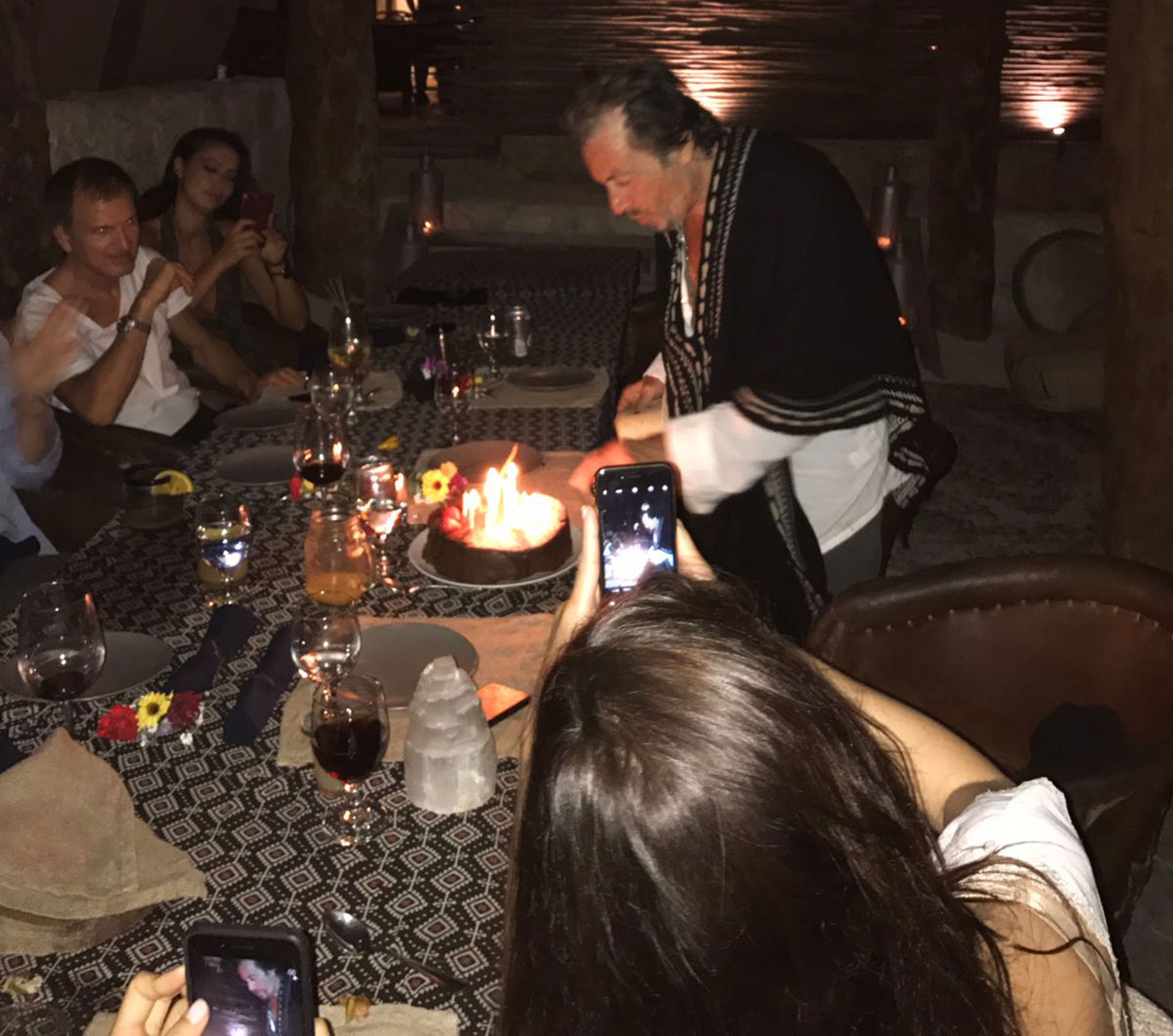 Pacino sopló las velitas en el restó Quinto, de Tulum. Gaby Alvarez le regaló un poncho y una piedra de quarzo, que él usó inmediatamente .