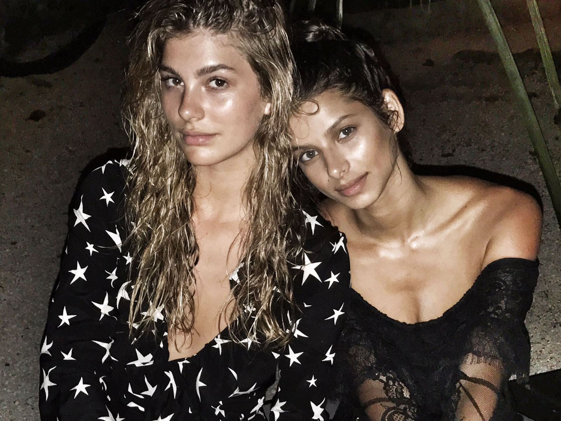 La hermosa modelo Camila Morrone, hija de Lucila Polak, (con vestido amplio de estrellitas) estaba trabajando en una campaña de Urban Outfitters en Tulum y aprovechó para sumarse al festejo de Al.