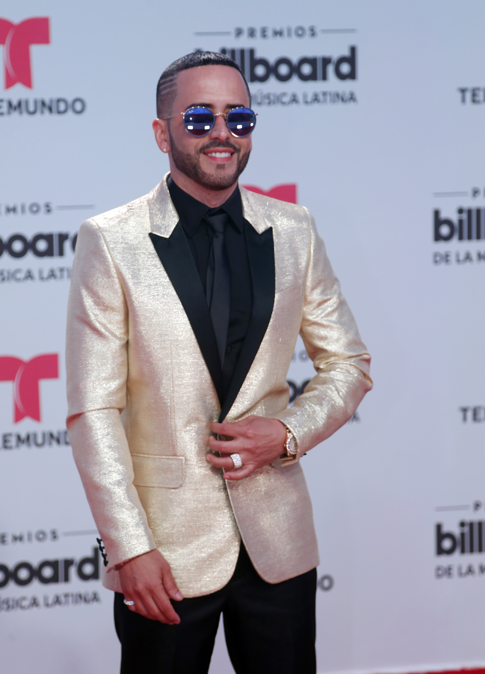 El cantante Yandel en la alfombra roja con un saco en tono dorado (AP Photo/Wilfredo Lee).
