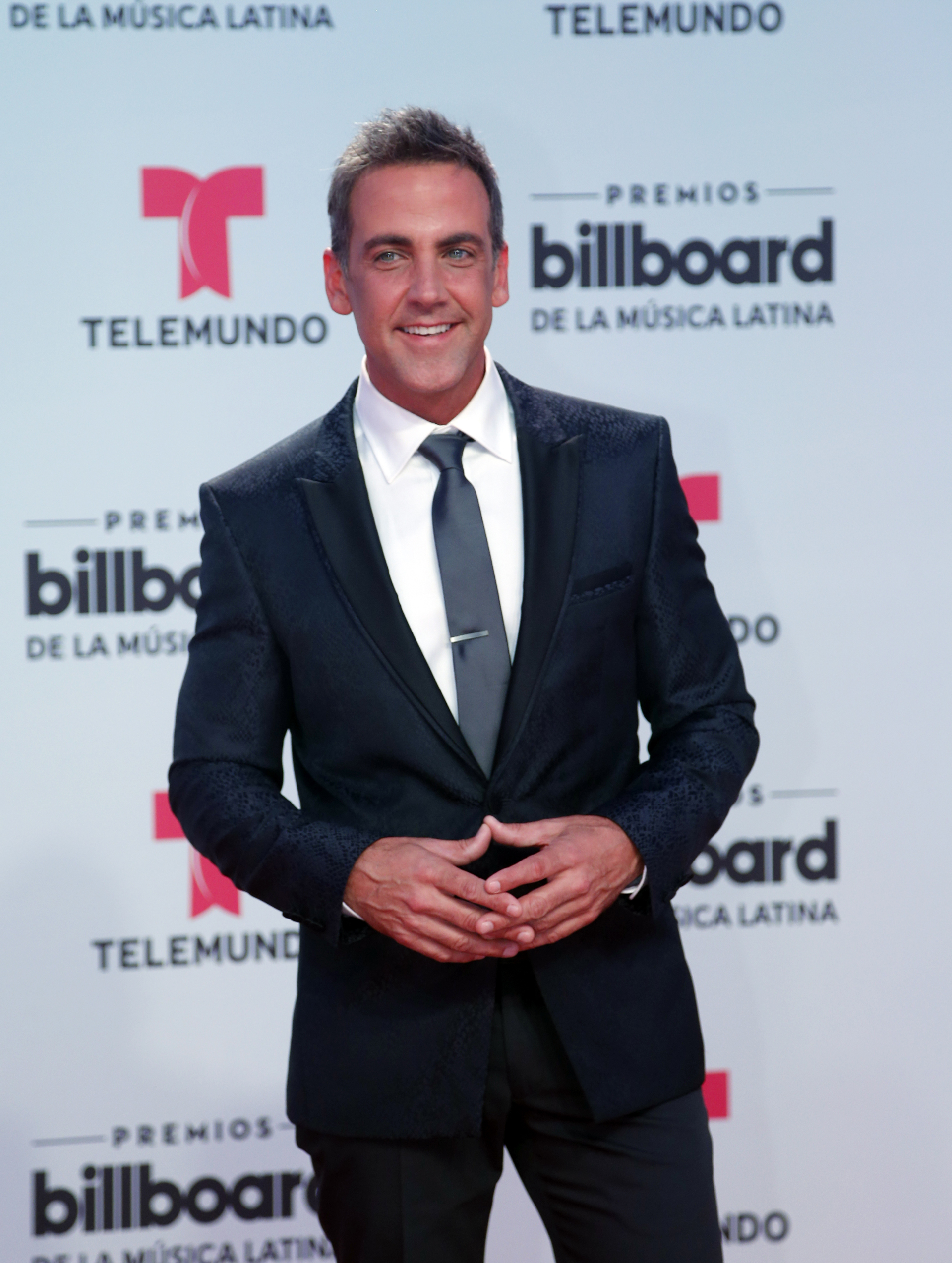 Carlos Ponce, optó por tonos azules con un estampado y corbata que acompaña a los tonos oscuros(AP Photo/Wilfredo Lee)