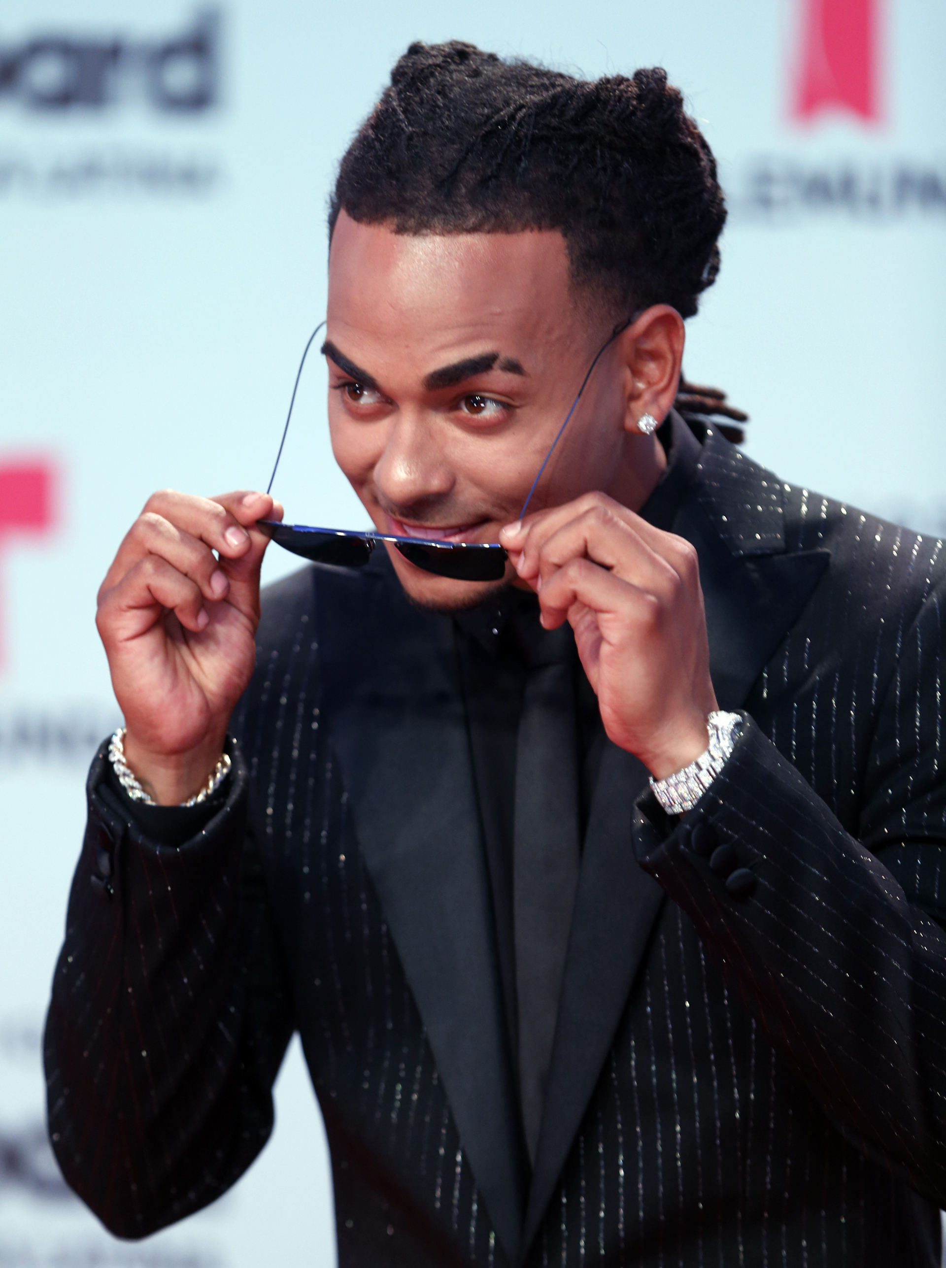 Ozuna fue uno de los mas extrovertidos. El cantante jugó en la alfombra roja. Con un saco de líneas con brillo, camisa y corbata oscura. (AP Photo/Wilfredo Lee)