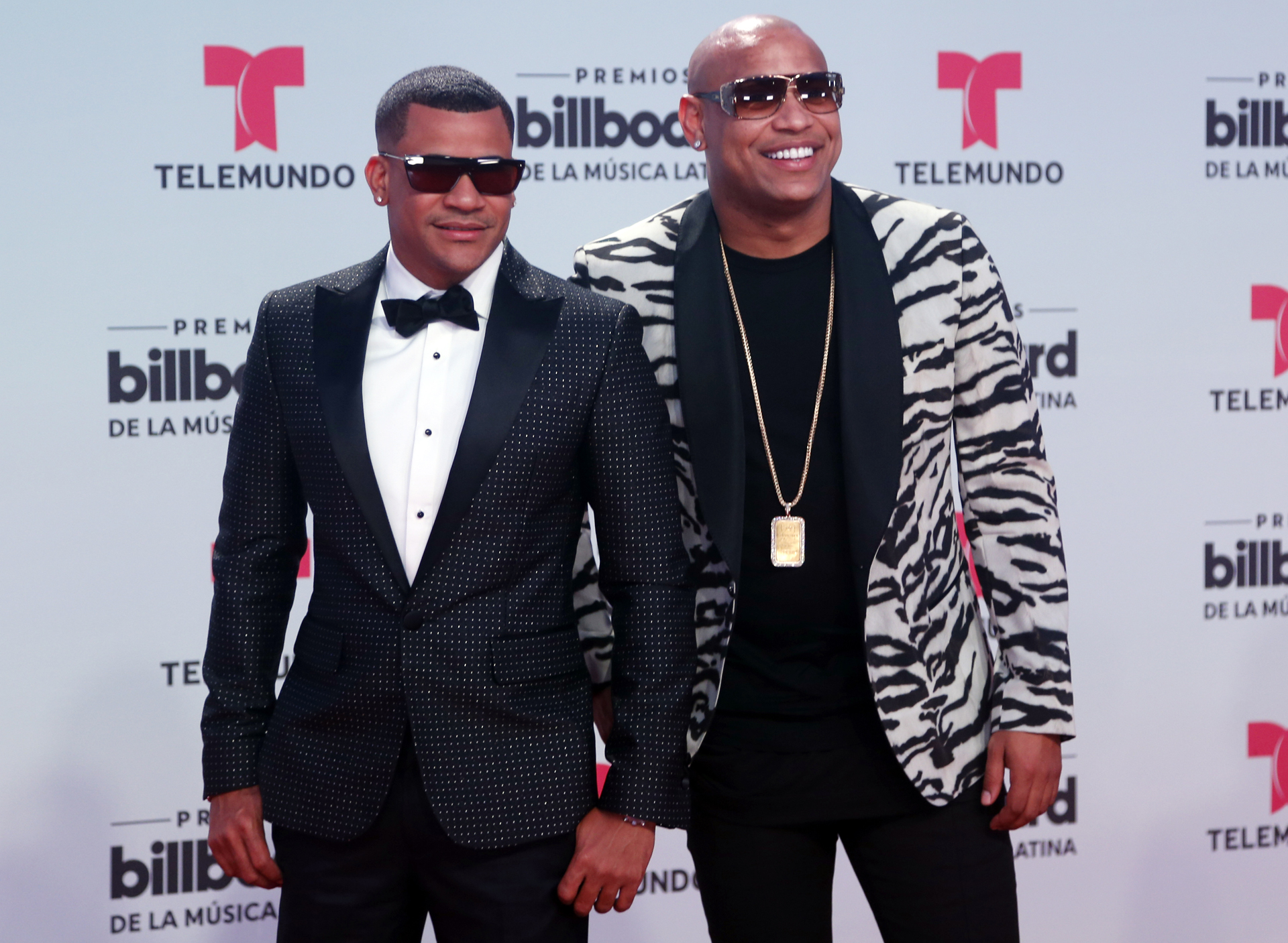 El duo de Gente de Zona llamó la atención de todos con sus smoking y sus gafas. (AP Photo/Wilfredo Lee)