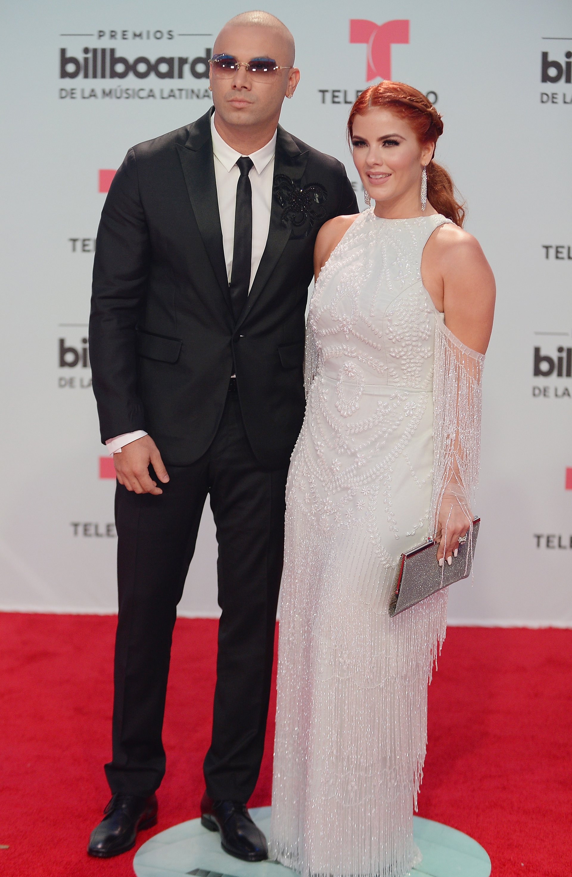 Wisin y su esposa Yomaira Ortiz con detalles en apliques (Jason Koerner/Getty Images for Billboard/AFP)