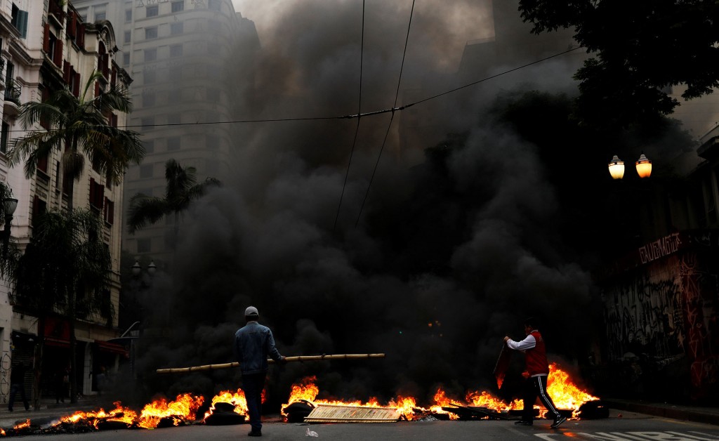 En San Pablo, motor económico del país, se produjeron algunos enfrentamientos entre manifestantes que obstruían arterias de la ciudad y la policía (Reuters)