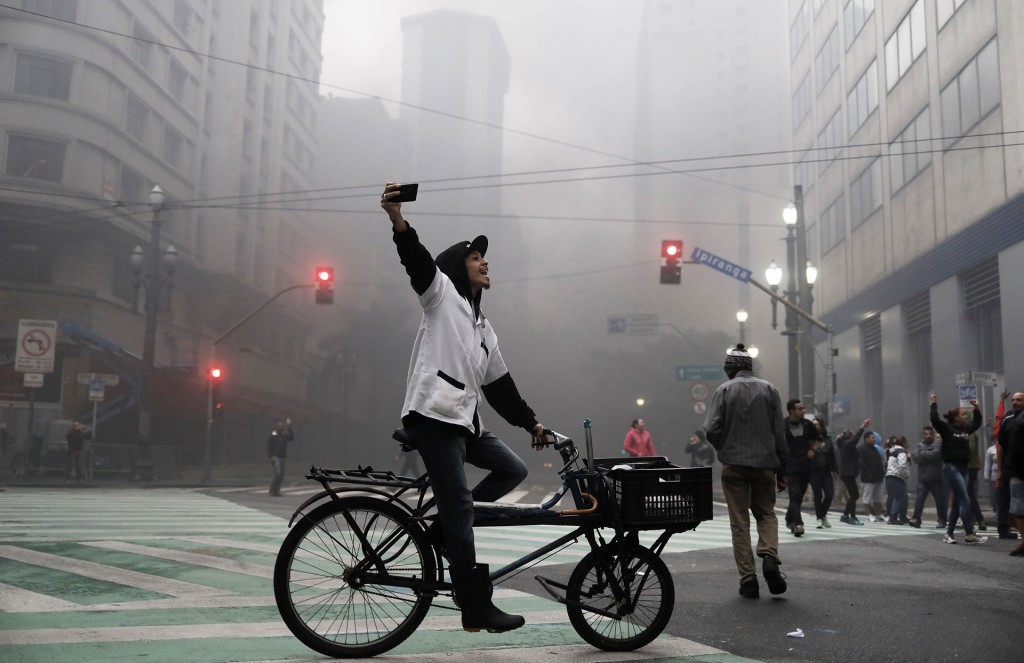 Durante las primeras horas de la jornada, manifestantes bloquearon calles en las principales ciudades del país (Reuters)