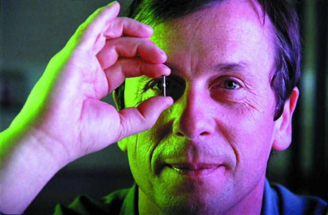 El docente de 62 años lleva media vida dedicado a investigar las posibilidades de los implantes cerebrales