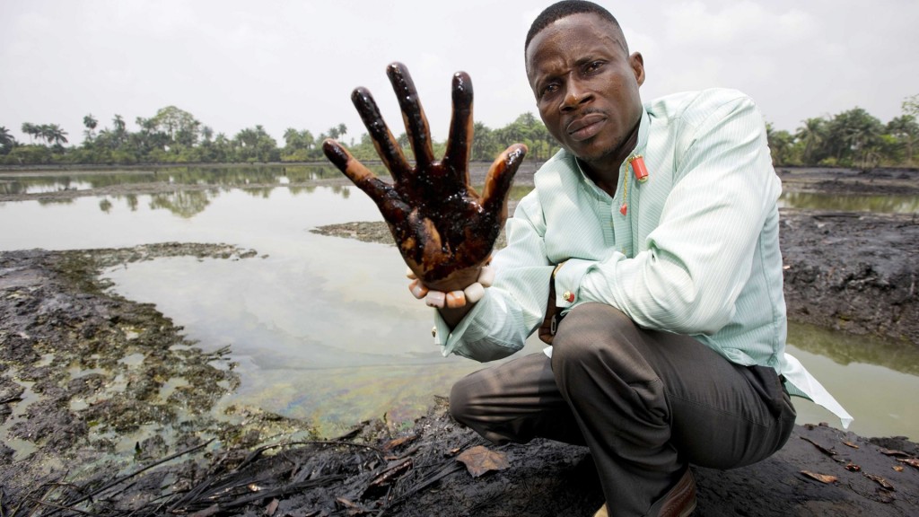 Un agricultor local muestra su mano llena de aceita cerca de Ogoni, Nigeria (EPA/MARTEN VAN DIJL)