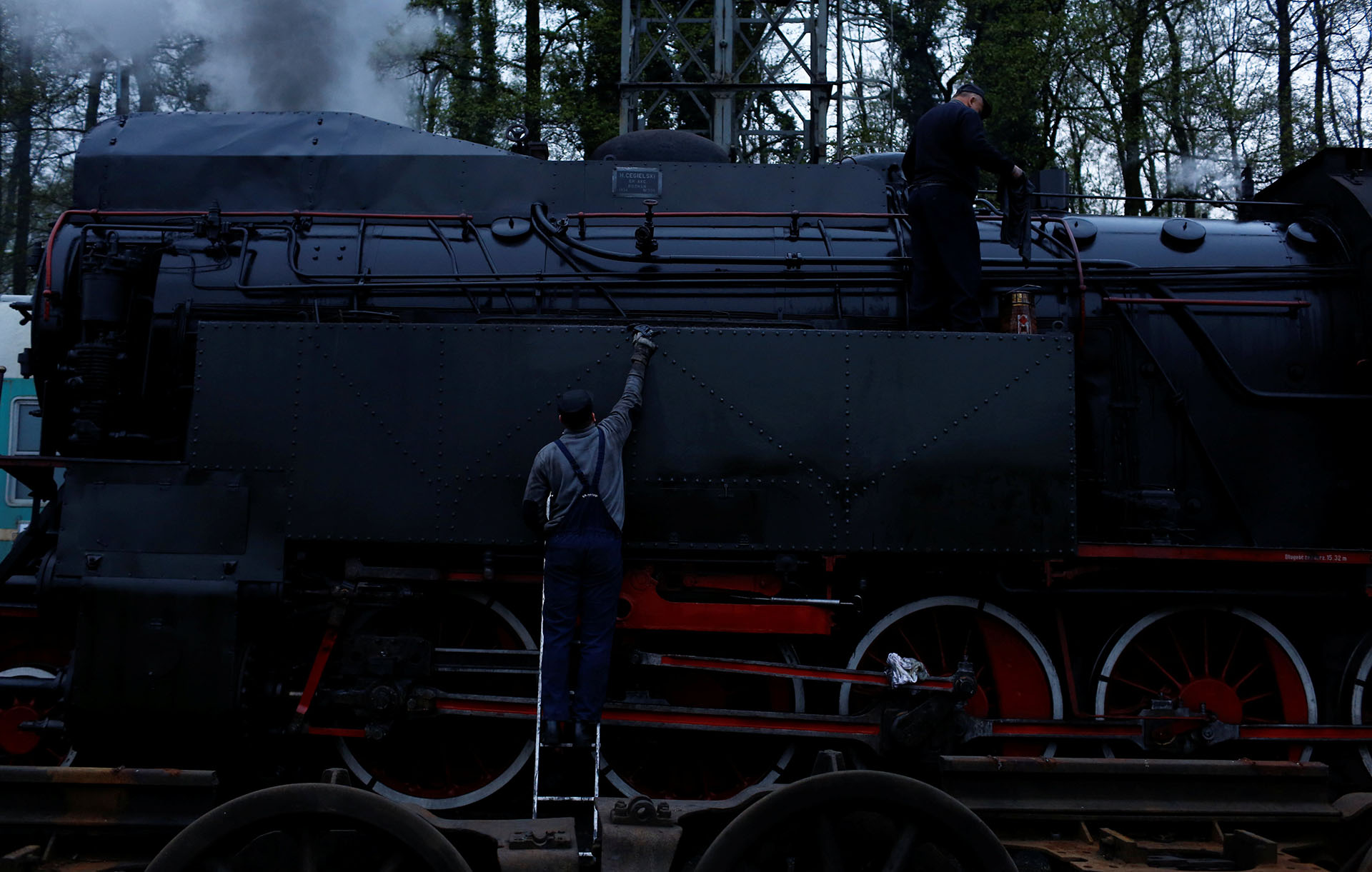 Trabajadores preparan para el desfile a una locomotora de vapor, un día antes del evento que se celebra en Wolsztyn, Polonia