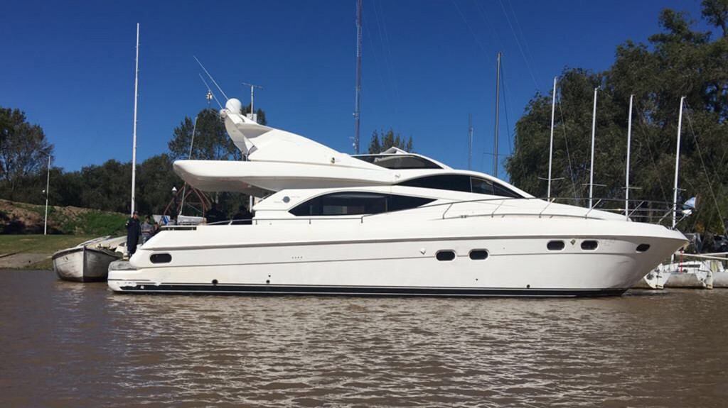 El lujoso yate de Ricardo Jaime amarrado en el puerto de Zárate, a donde llegó este mediodía