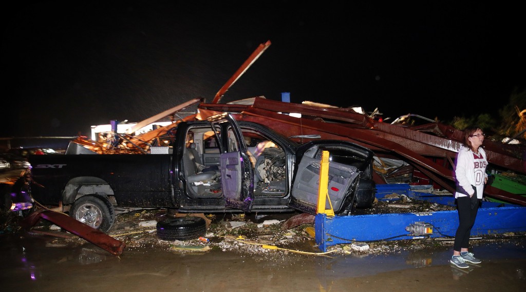 El departamento de bomberos de la zona confirmó las cinco víctimas mortales, incluida una que circulaba en un vehículo que fue lanzado por el tornado cerca de la ciudad de Canton, en el condado de Van Zandt (AP)