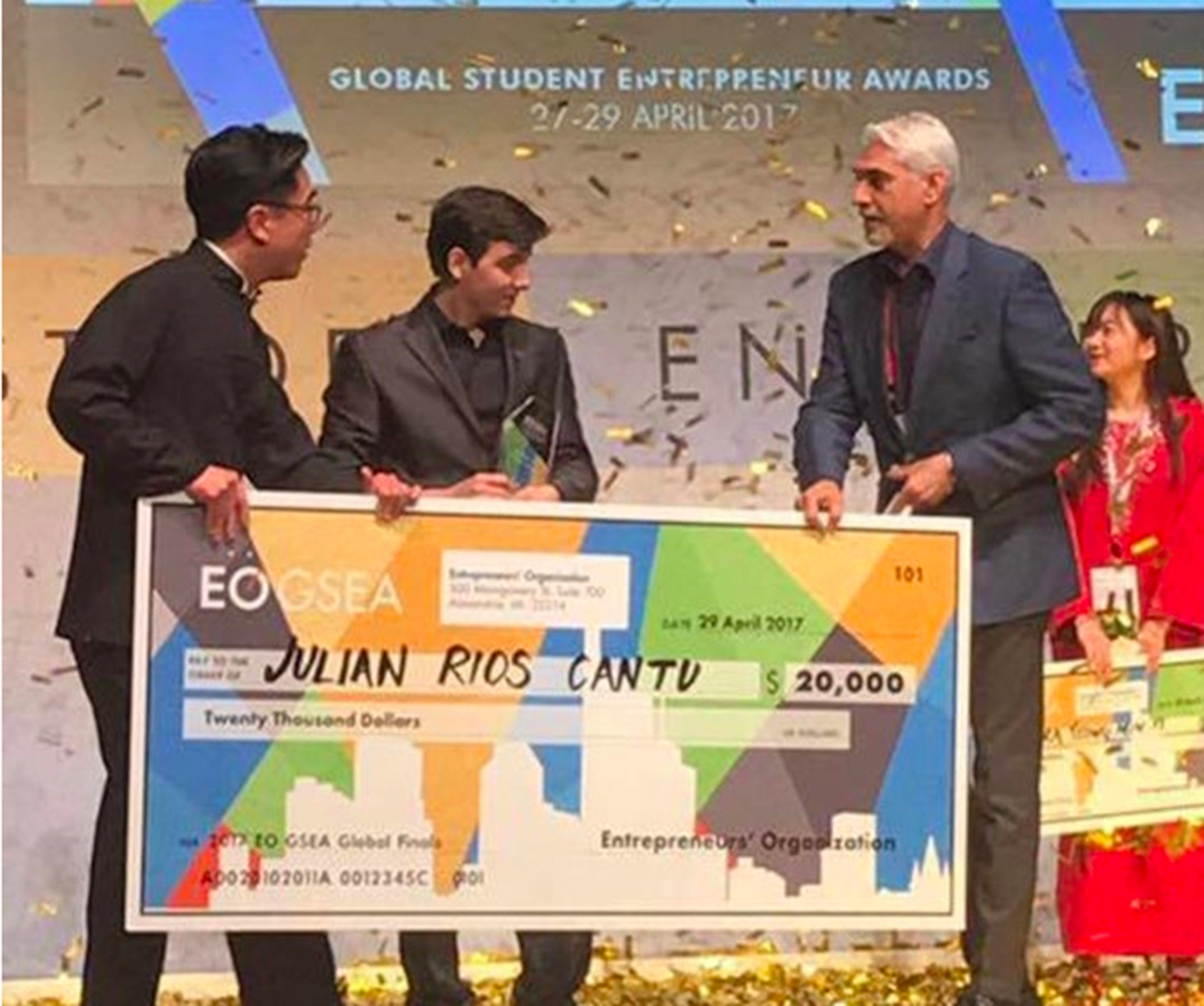 Julián Ríos Cantú, al recibir el premio al mejor estudiante emprendedor del mundo