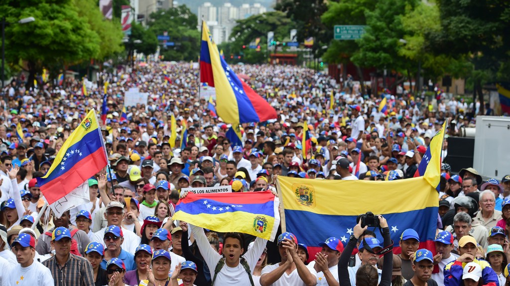 Miles de manifestantes se concentraron para intentar llegar a las sedes del Consejo Electoral y del Poder Judicial