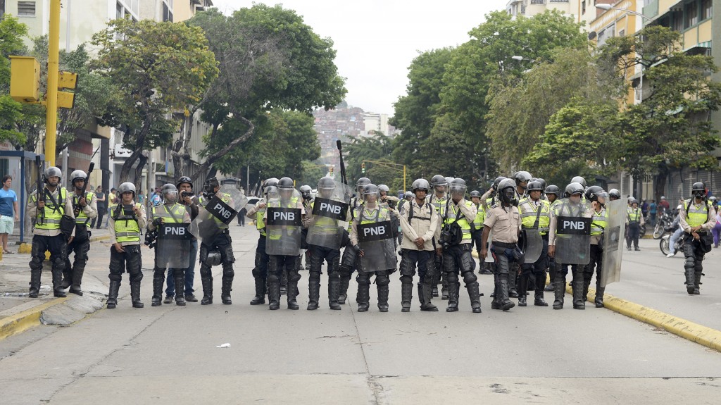 Miembros de la Guardia Nacional y la Policía lanzaron bombas de gas lacrimógeno, obligando a retroceder al grueso de los manifestantes y evitar que llegaran al centro, donde cientos de chavistas se manifestaban en apoyo al presidente Nicolás Maduro y con motivo del Día del Trabajo