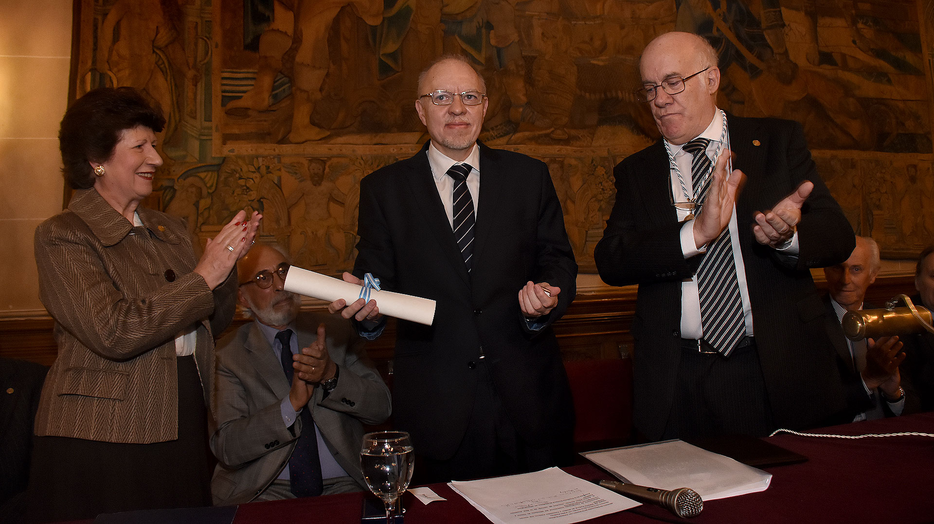 Jorge Fernández Díaz, con diploma en mano