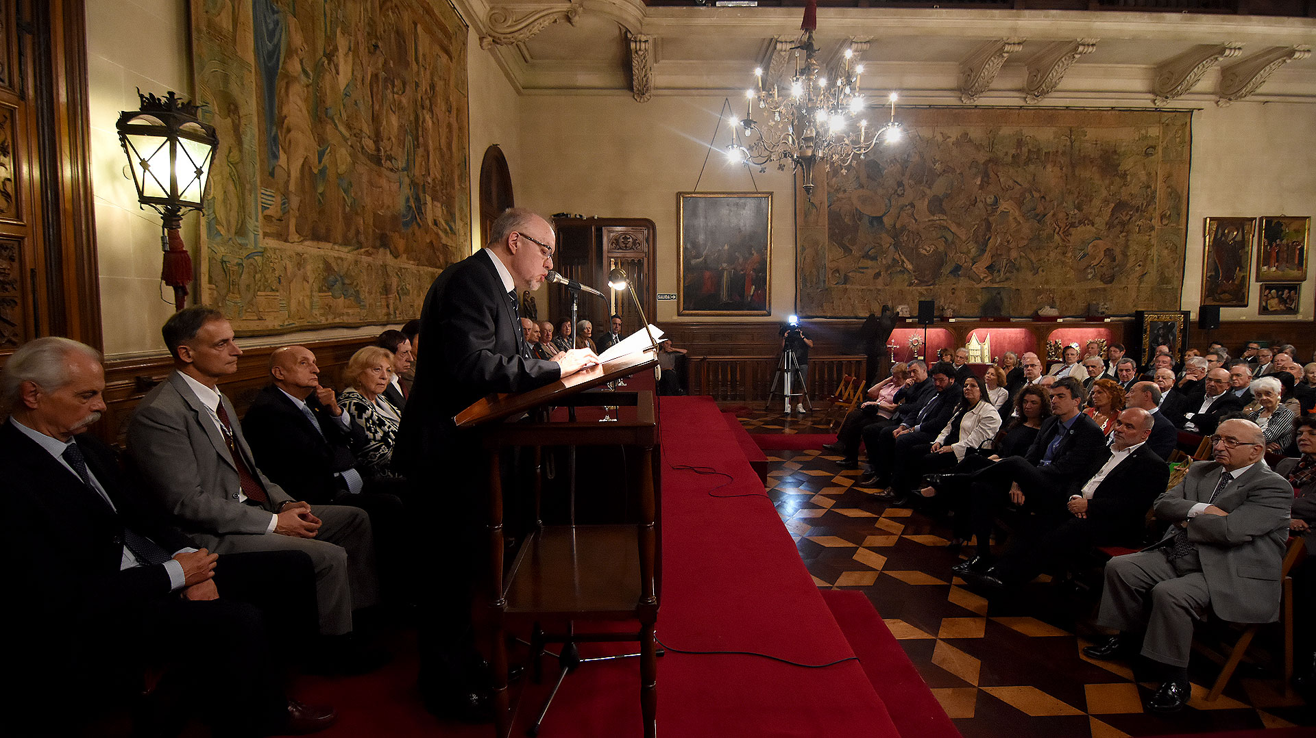 Al finalizar el discurso, los aplausos fueron todos al unísono (Foto: Nicolás Stulberg)