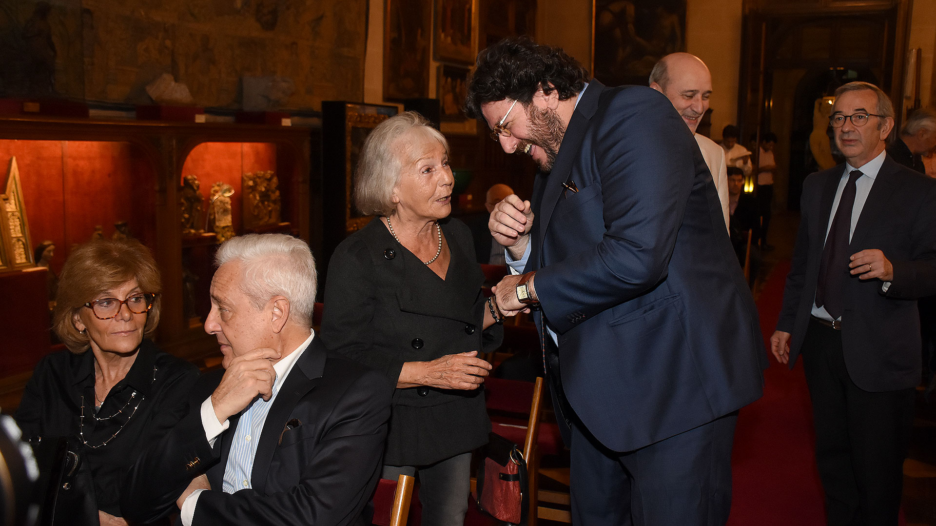 Beatriz Sarlo conversando con el ministro de Cultura Pablo Avelluto. Atrás, Jesús Rodríguez y Jorge Sigal (Foto: Nicolás Stulberg)