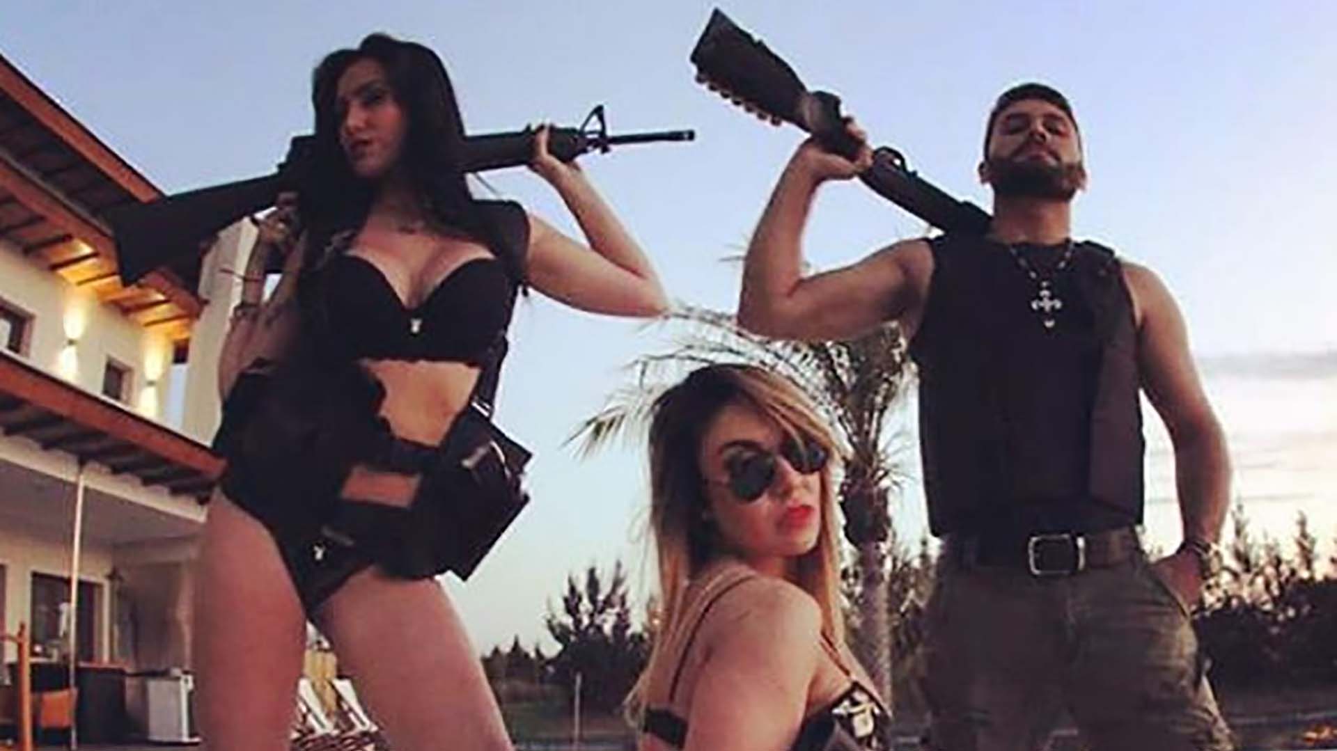 Radetic suele sacarse fotos con mujeres y armas de grueso calibre