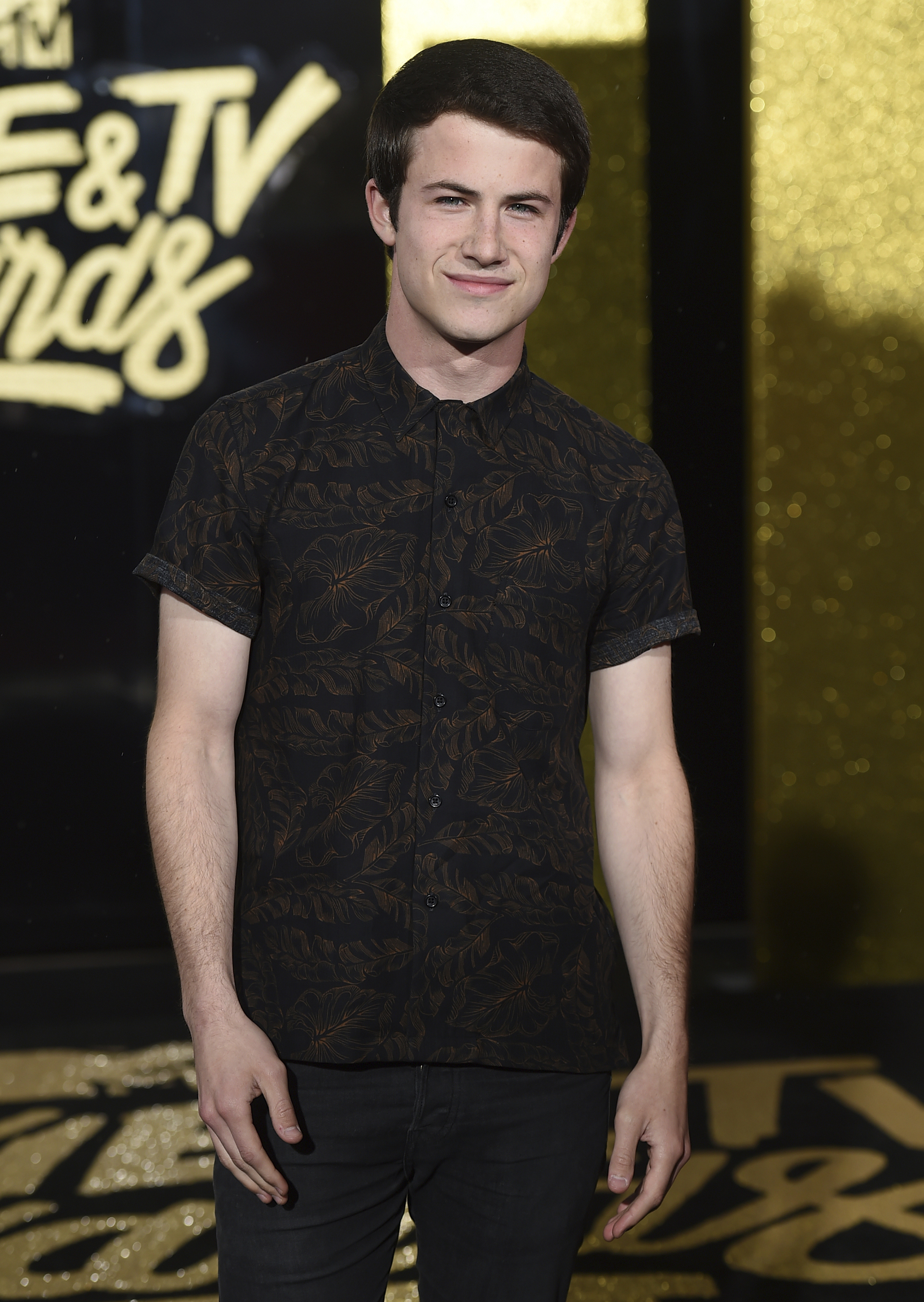 Dylan Minnette, el actor del momento, fue por lo casual en esta noche de premios optando por una camisa mangas cortas y un pantalón oscuro (Jordan Strauss/Invision/AP)