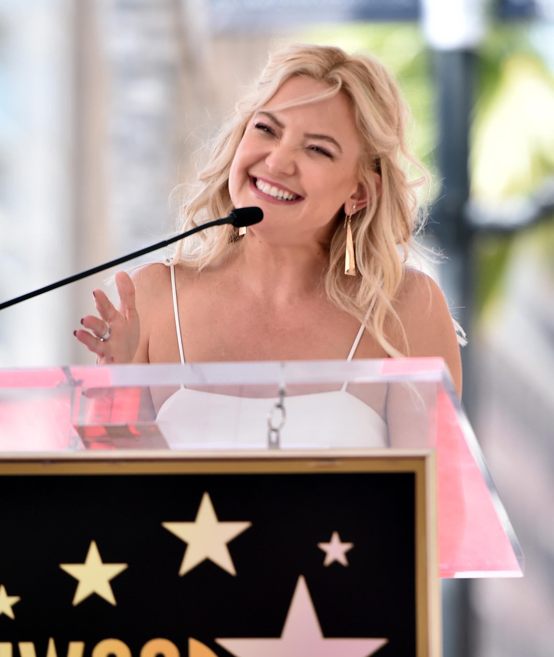 El emotivo discurso de Kate Hudson, fruto de la unión entre Goldie Hawn y Bill Hudson, quien creció con Kurt Russell como figura paterna