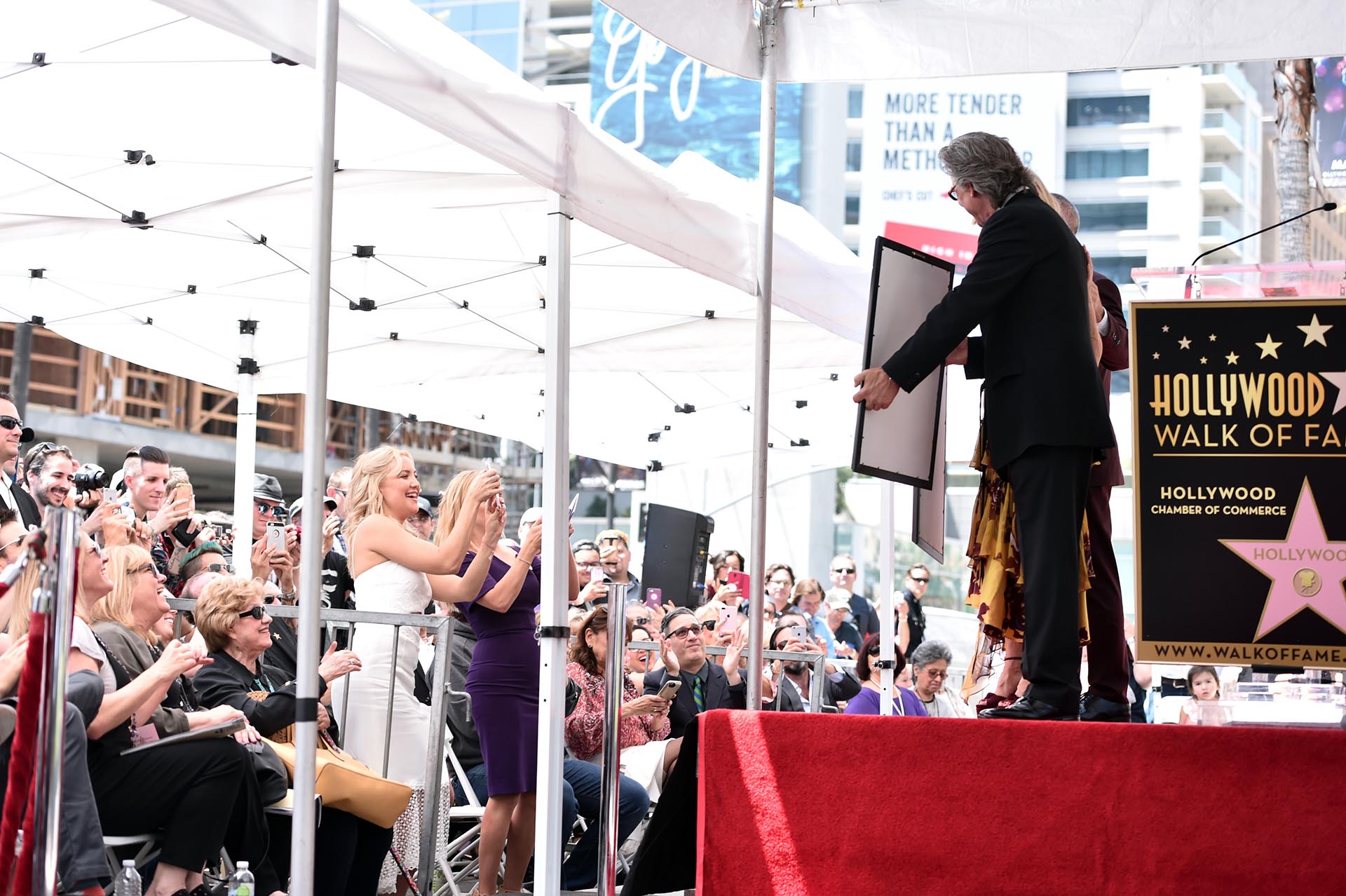 Goldie Hawn y Kurt Russell sobre el escenario y frente a cientos de seguidores que se acercaron a acompañarlos /// Fotos: Getty Images