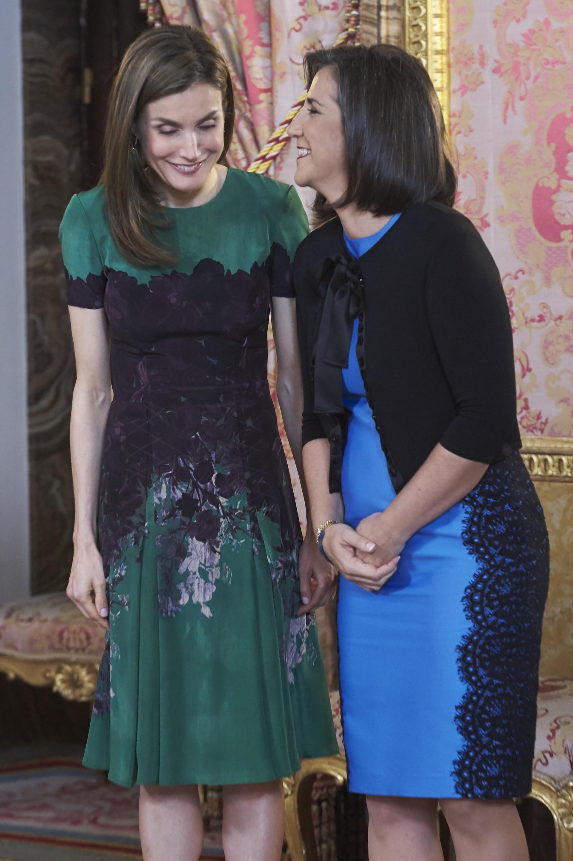 Letizia de España eligió un vestido verde diseñado por Carolina Herrera, con estampa floral en la zona central y mangas cortas