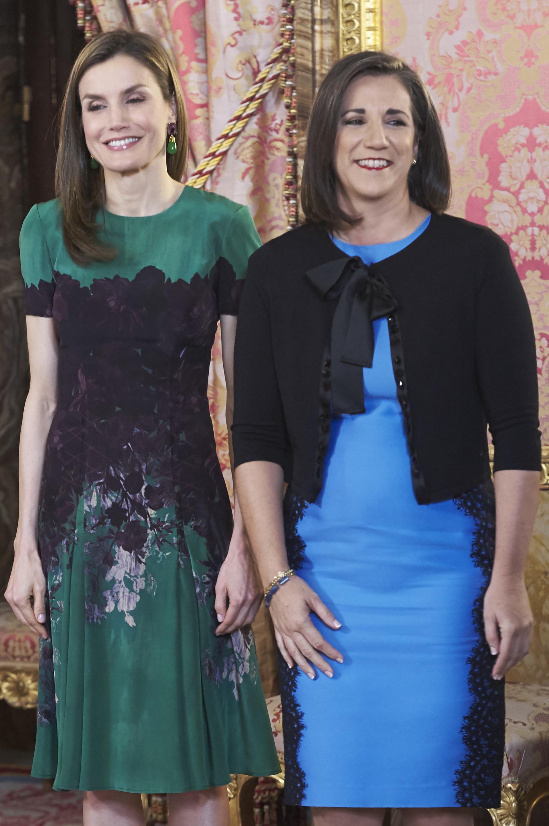 La reina no teme repetir su vestuario, ya que hace un mes lució el mismo diseño para asistir a una recepción con la colectividad española residente en Japón