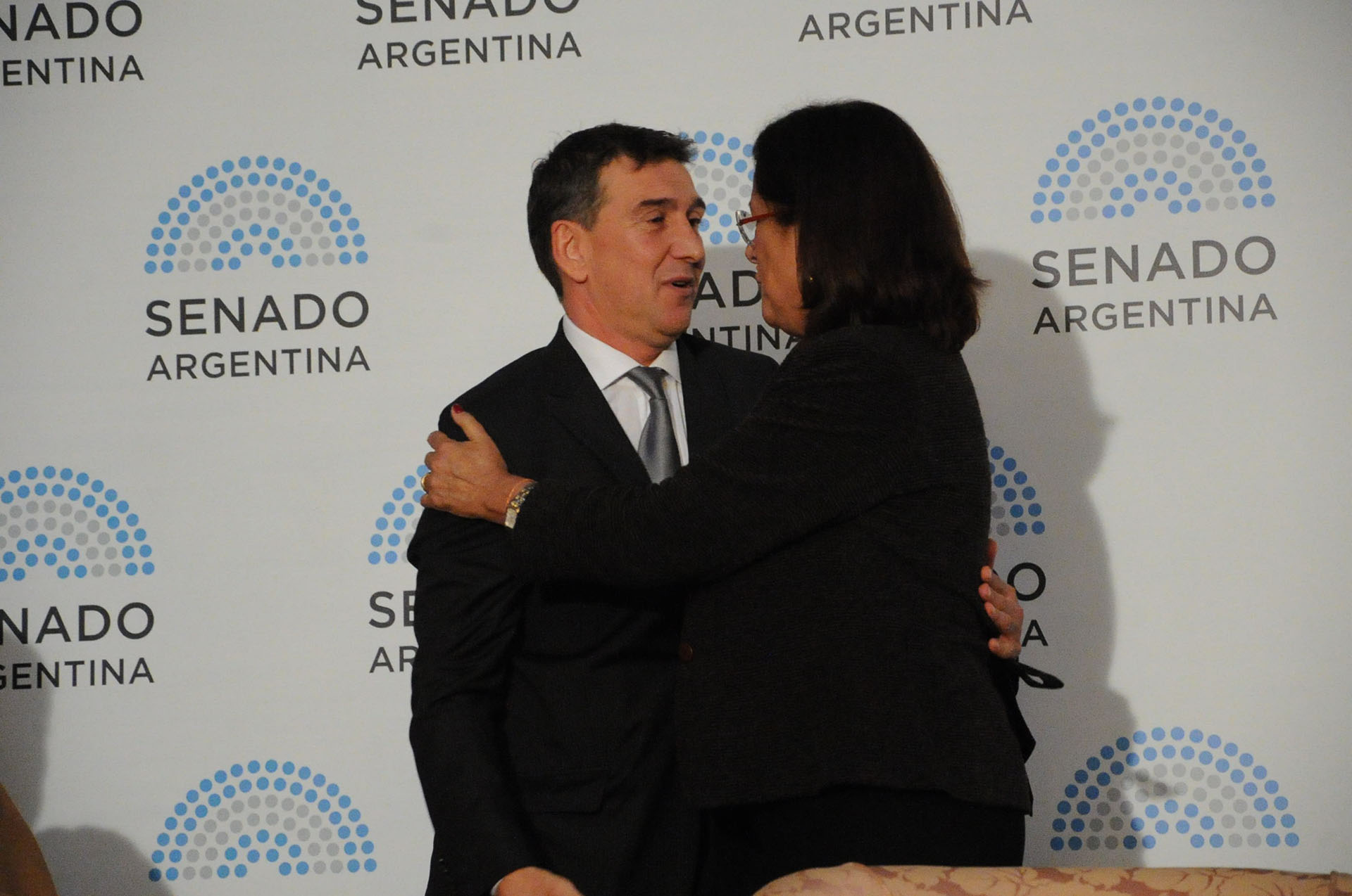 Julio Bocca recibe el saludo de la senadora Marta Varela (PRO)