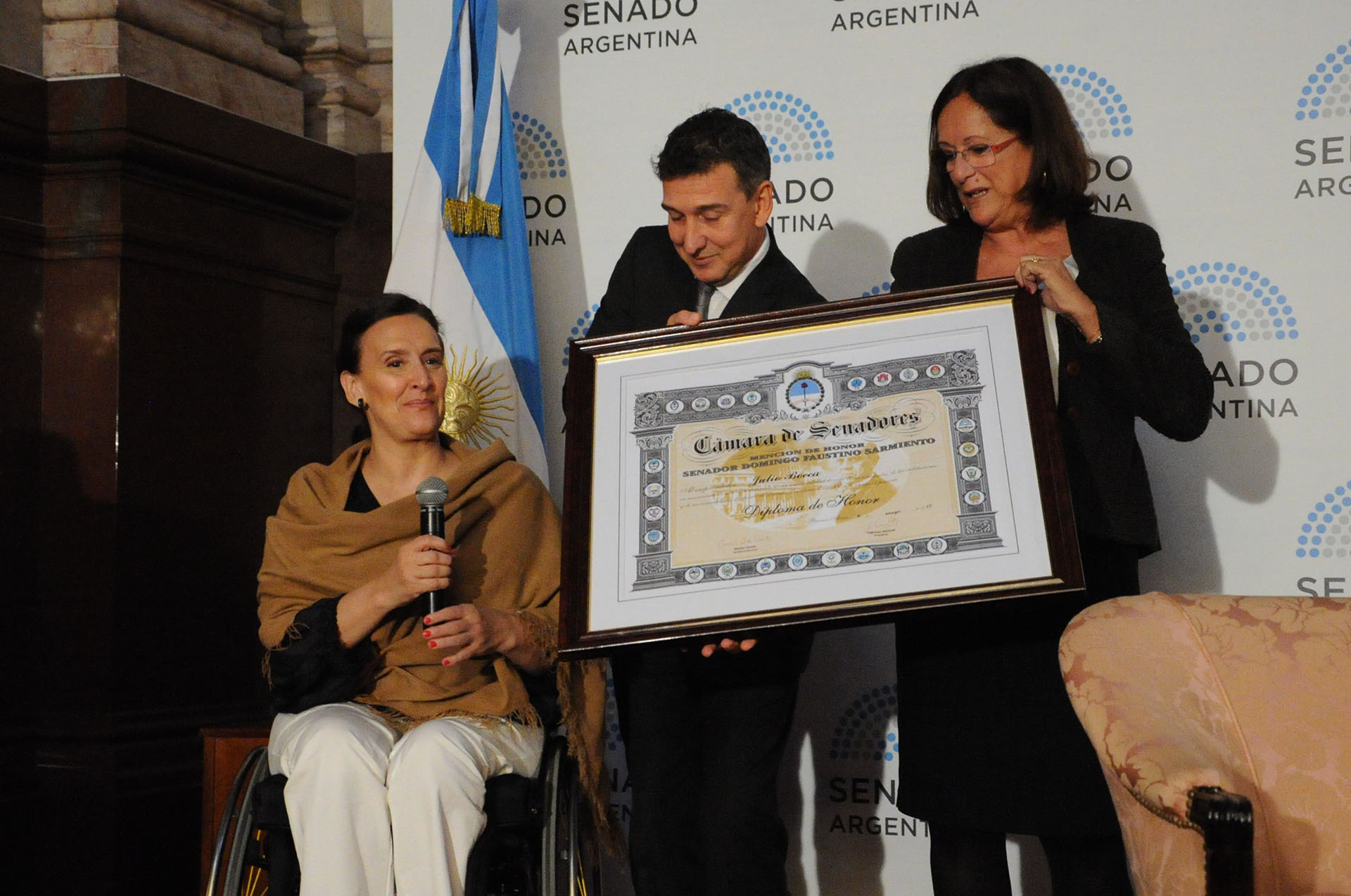 La senadora Marta Varela (Pro), impulsora del reconocimiento, declaró el “honor y orgullo de entregar la mención a este artista tan querido por todos”