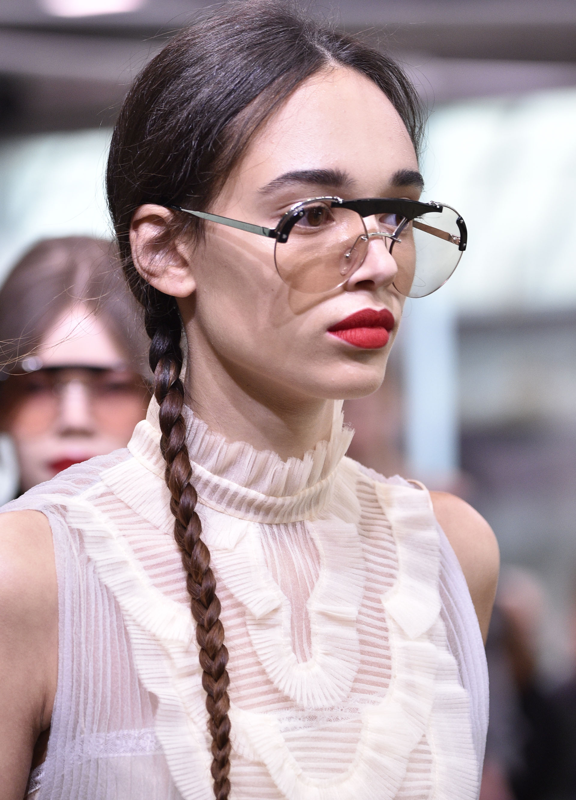 Los anteojos de lentes claras otro de los accesorios it de la temporada (Photo by Pietro D’Aprano/Getty Images)