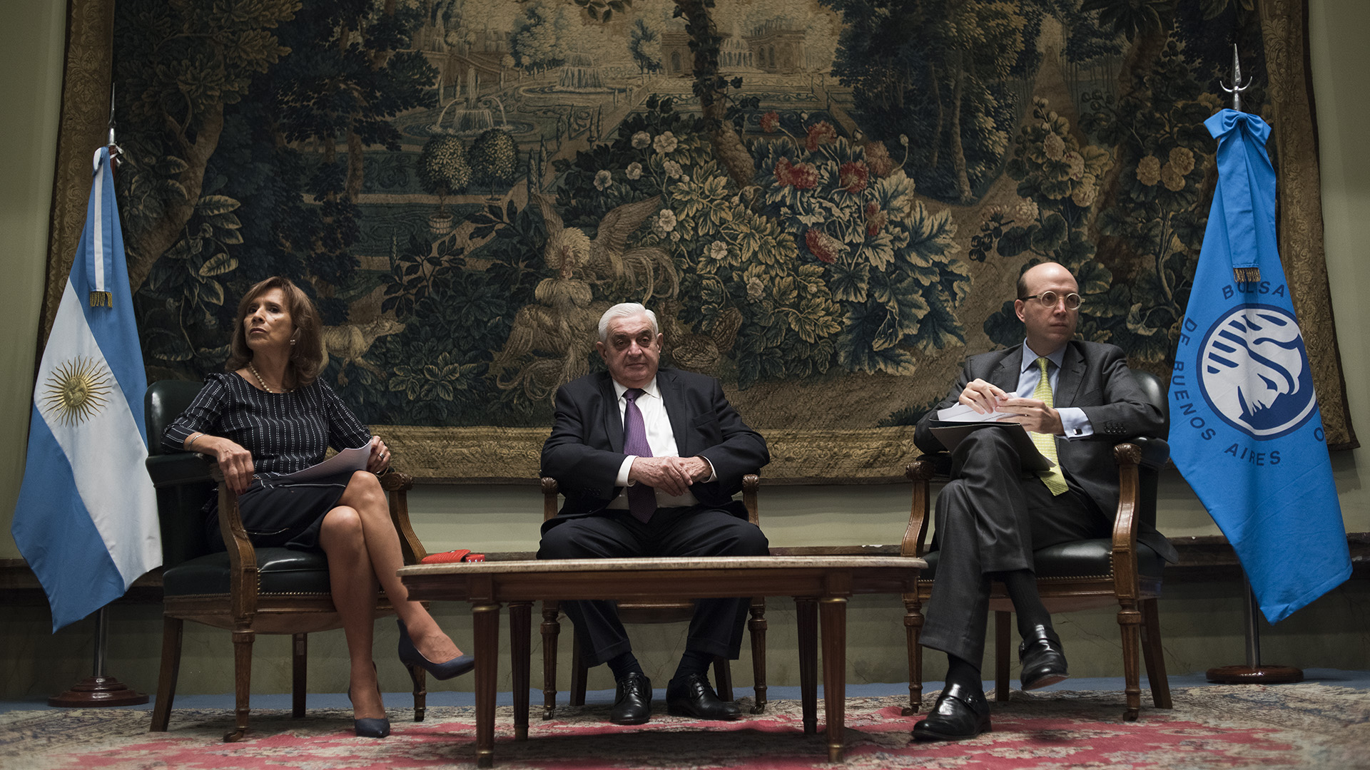 Laura Velázquez presidenta FEPESNA, Adelmo Gabbi, presidente de Bolsa de Comercio, y Andrés Rugeles, director representante de CAF en Argentina (Adrián Escandar)