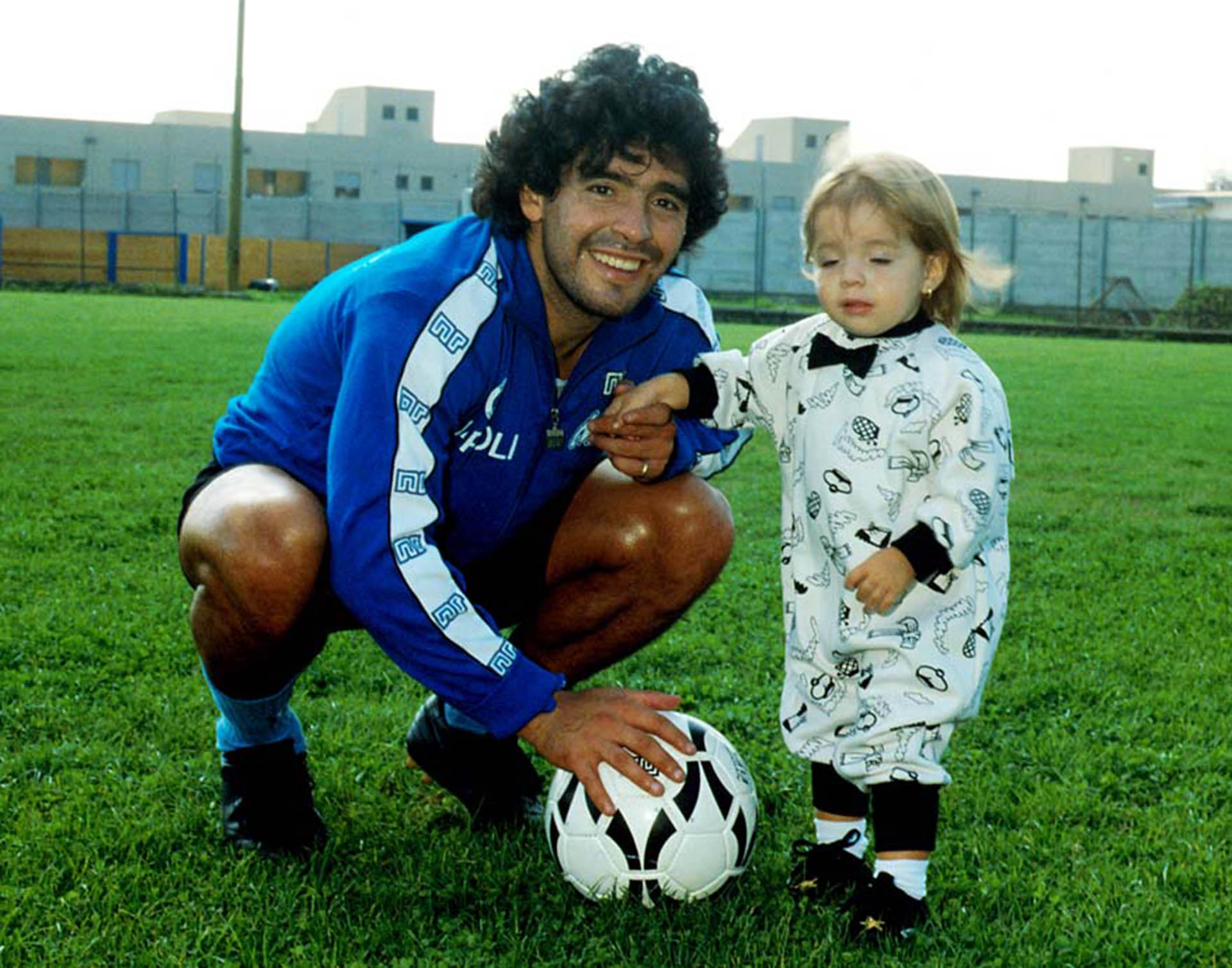 Diego, con la indumentaria del Napoli, junto a la pequeña Dalma (Foto: Ricardo Alfieri)